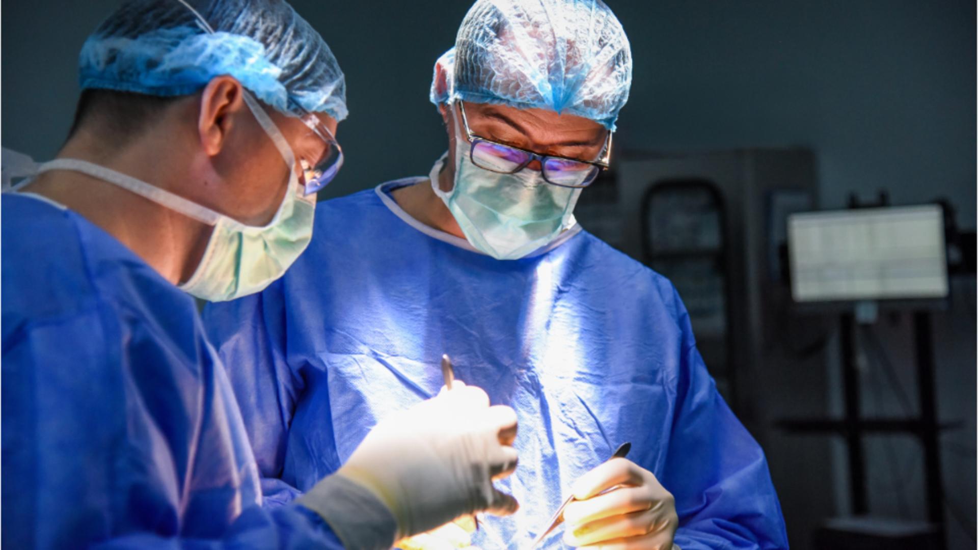 A fost operată la ambele picioare. Ce probleme avea o femeie