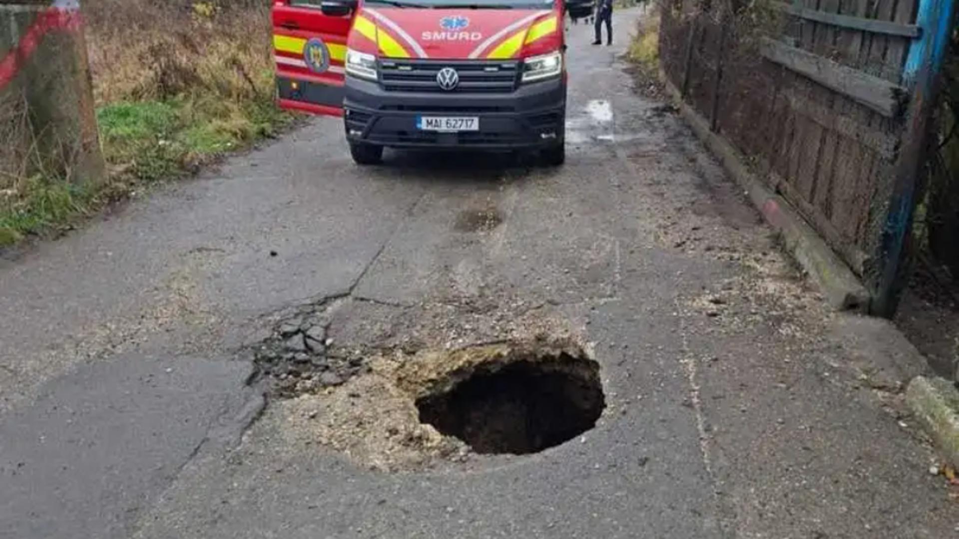 Doi oameni au căzut într-o groapă adâncă de un metru în municipiul Petroșani