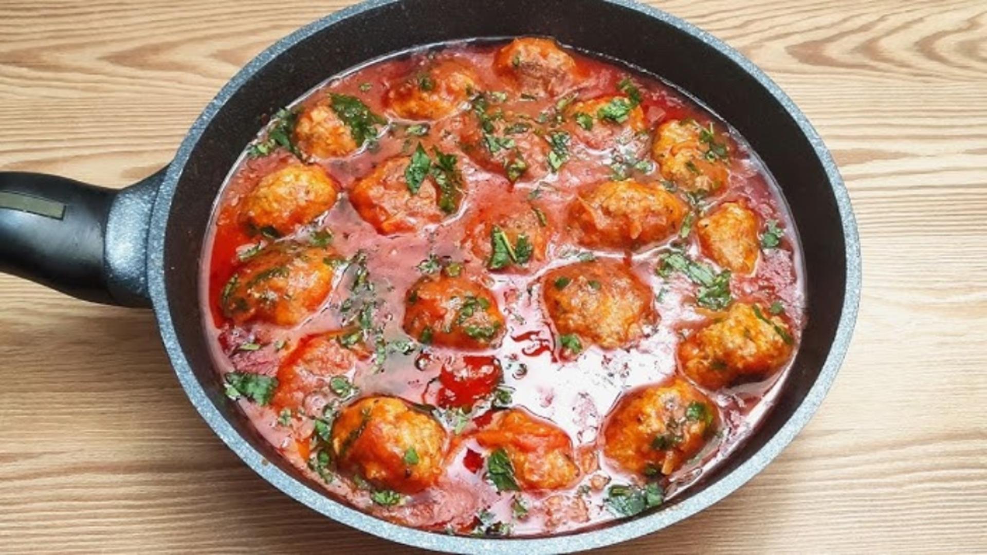 chiftelute cu sos de rosii