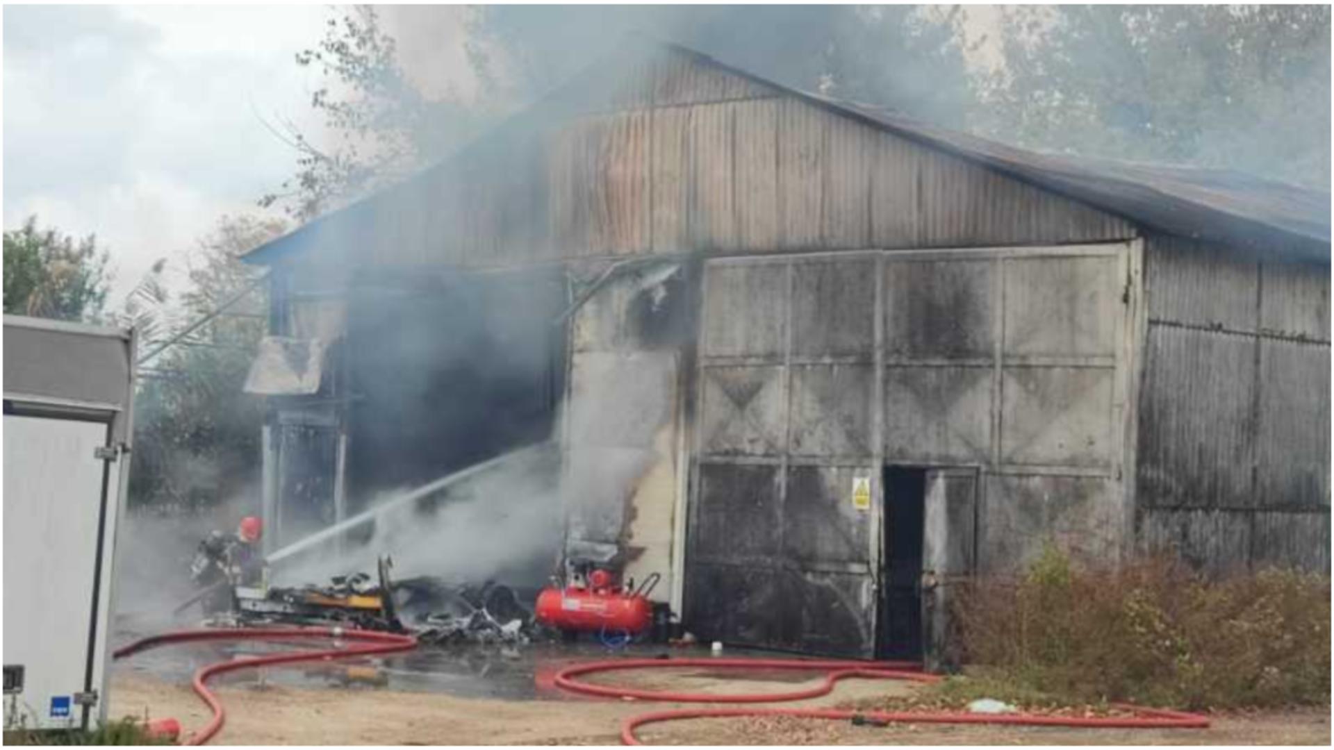 Incendiu la o hală unde sunt depozitate 50 de tone de azotat de amoniu. FOTO: ISU