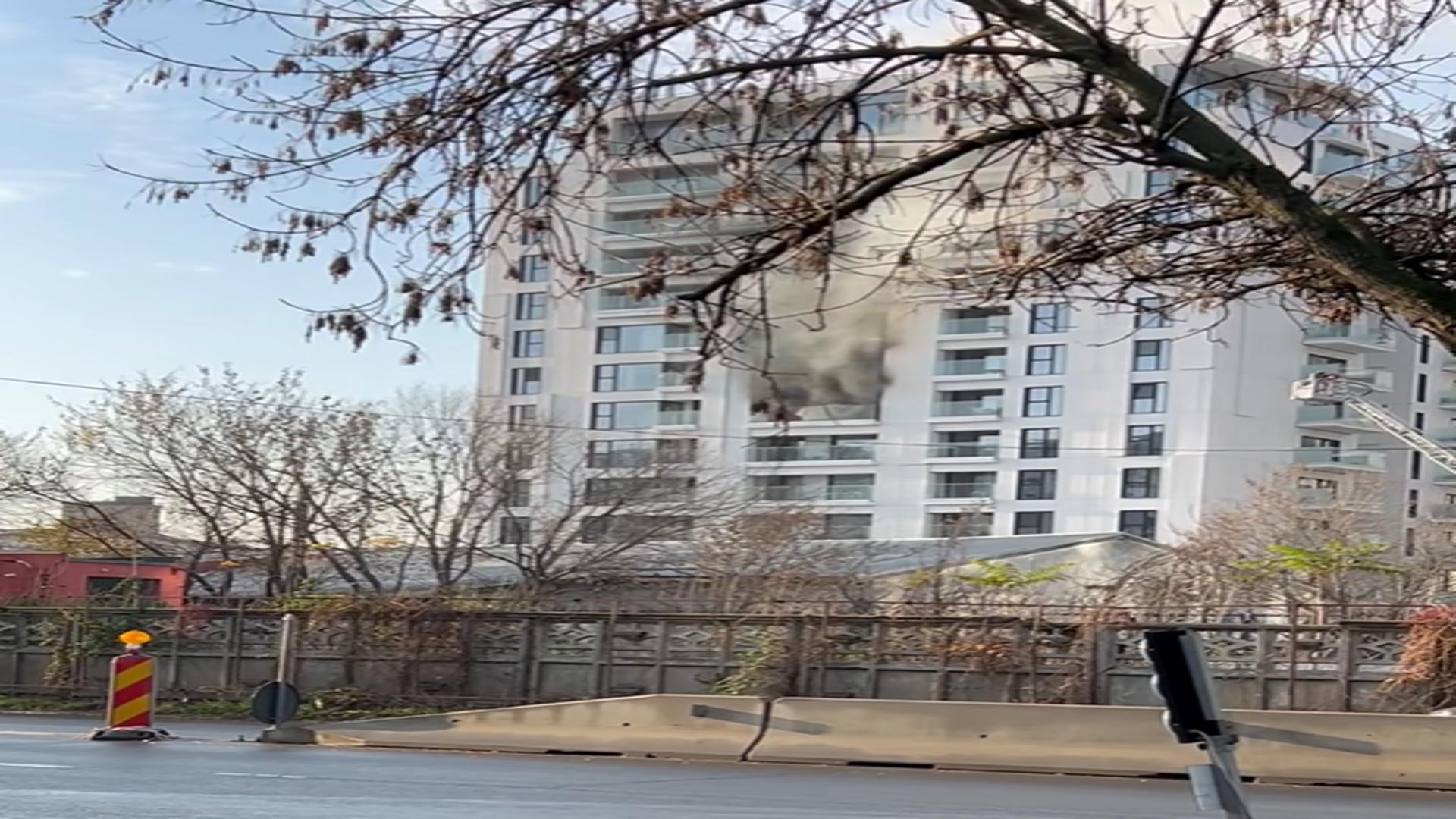 Un bărbat care a suferit arsuri grave a fost intubat