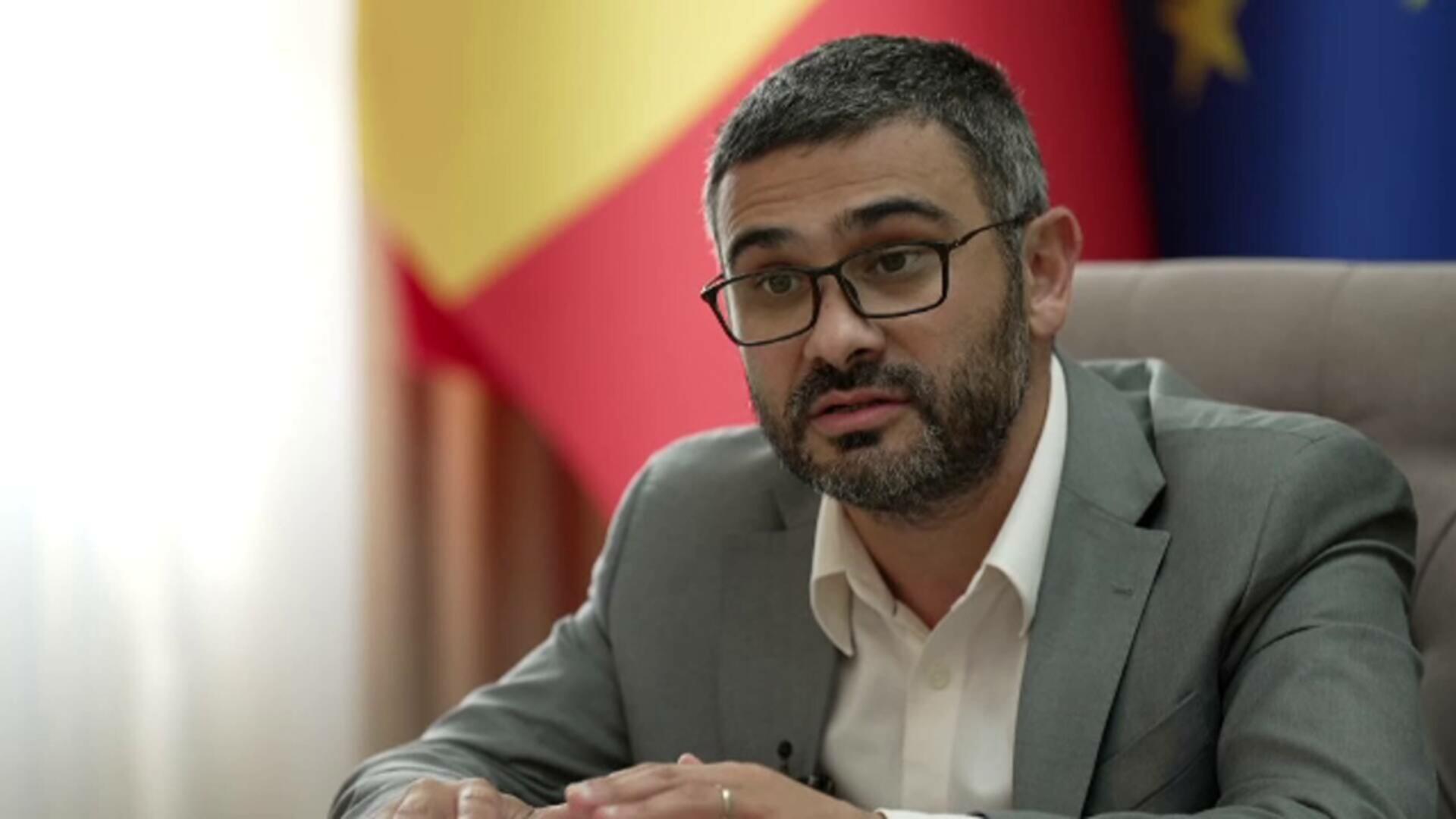 Ministrul Muncii recunoaște: „Nu se poate trăi cu salariul minim”. Cum încurajează taxele lui Bolojan munca la negru