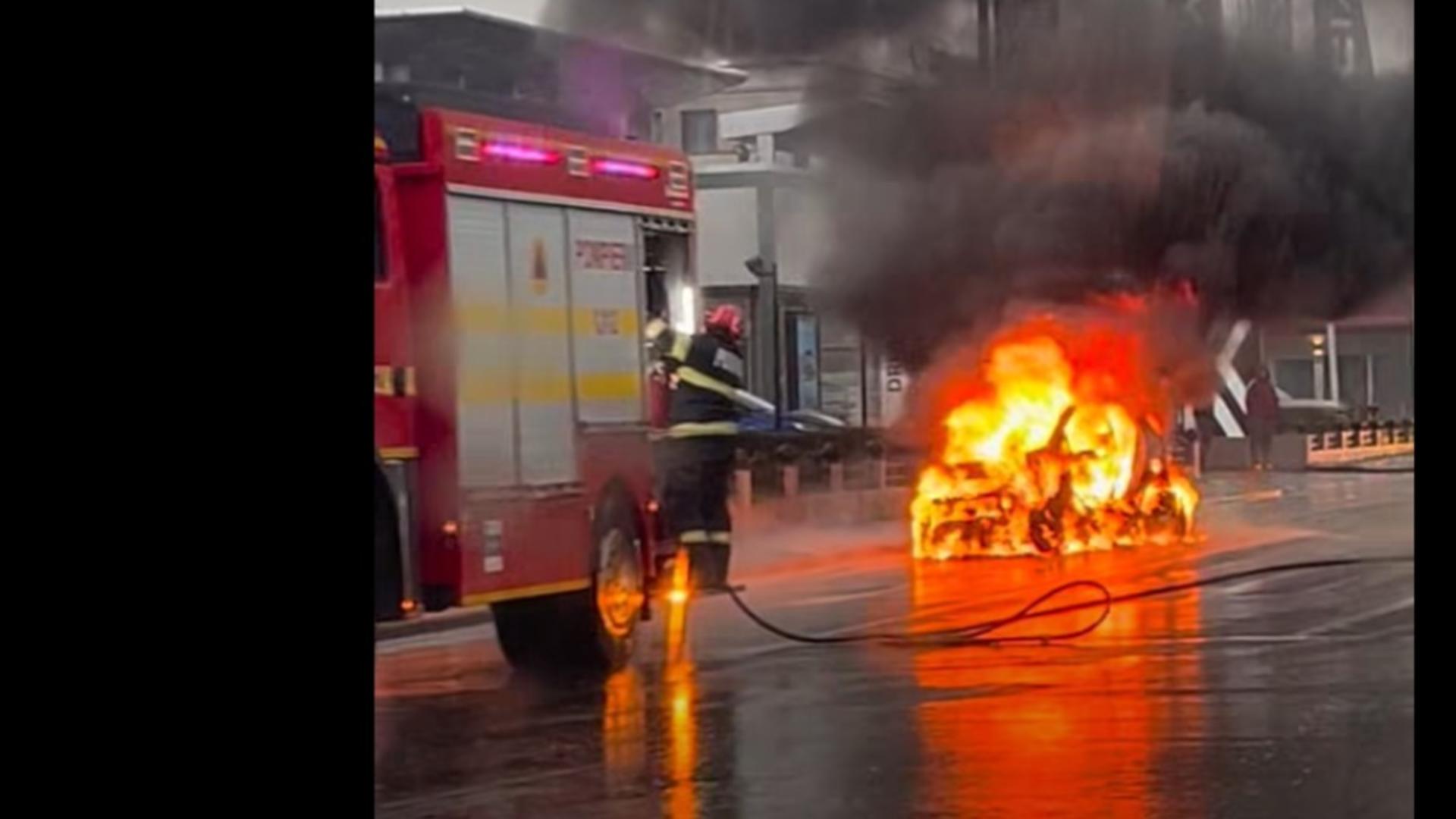 O mașină a luat foc în trafic în miezul zilei pe Șoseaua Pantelimon. Foto/Captură video