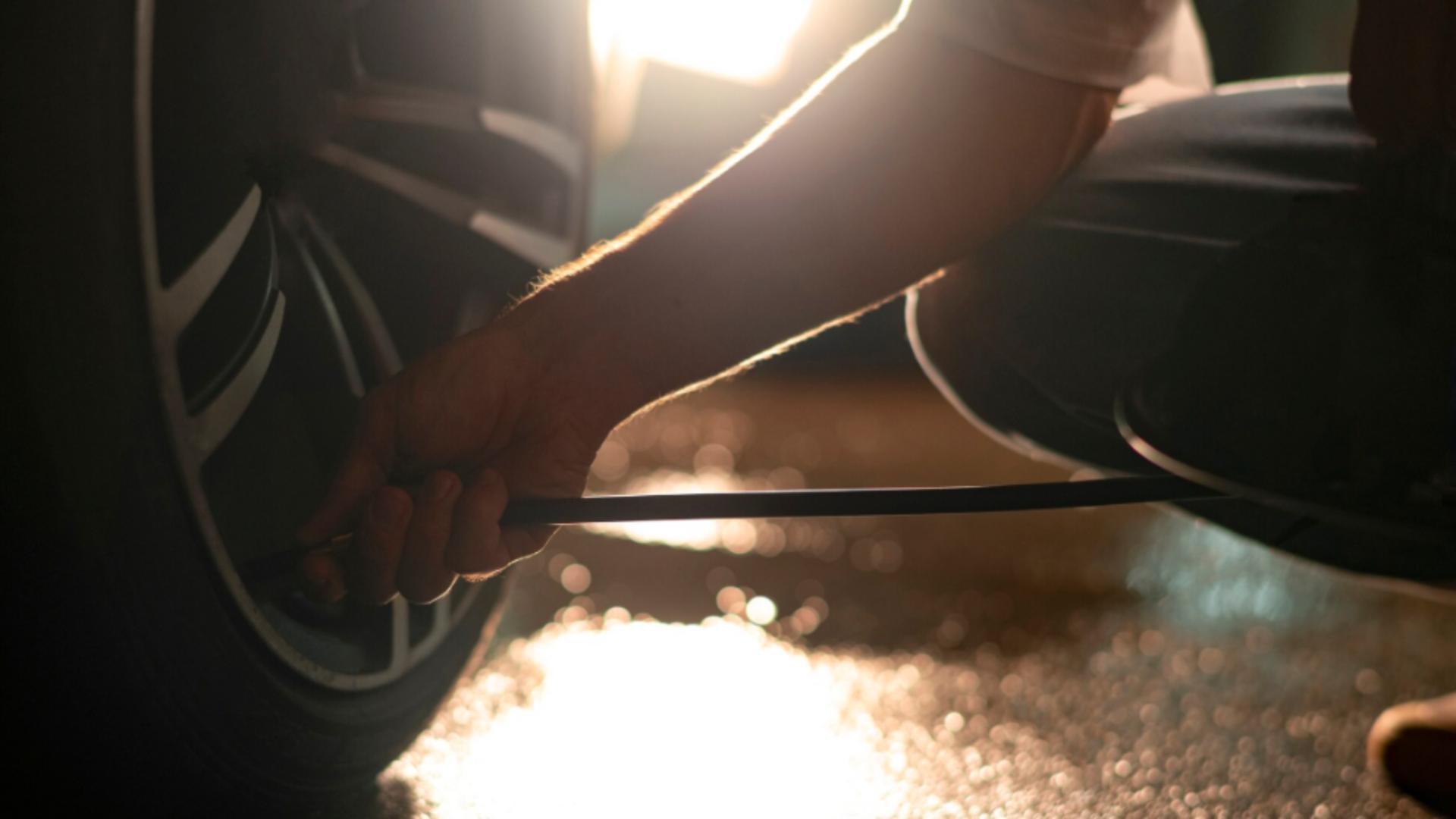 A oprit pe marginea drumului să verifice o problemă tehnică, dar a fost accidentat mortal