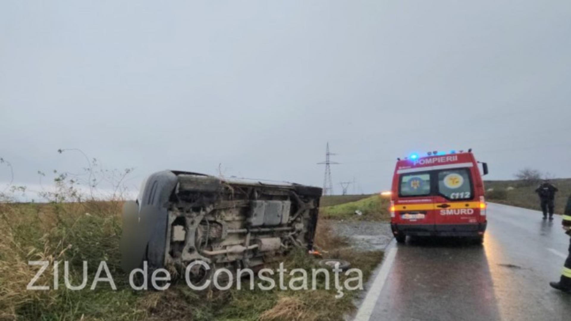 Accident grav pe o șosea din județul Constanța. Un microbuz cu 9 pasageri s-a răsturnat, 5 victime au ajuns la spital - VIDEO