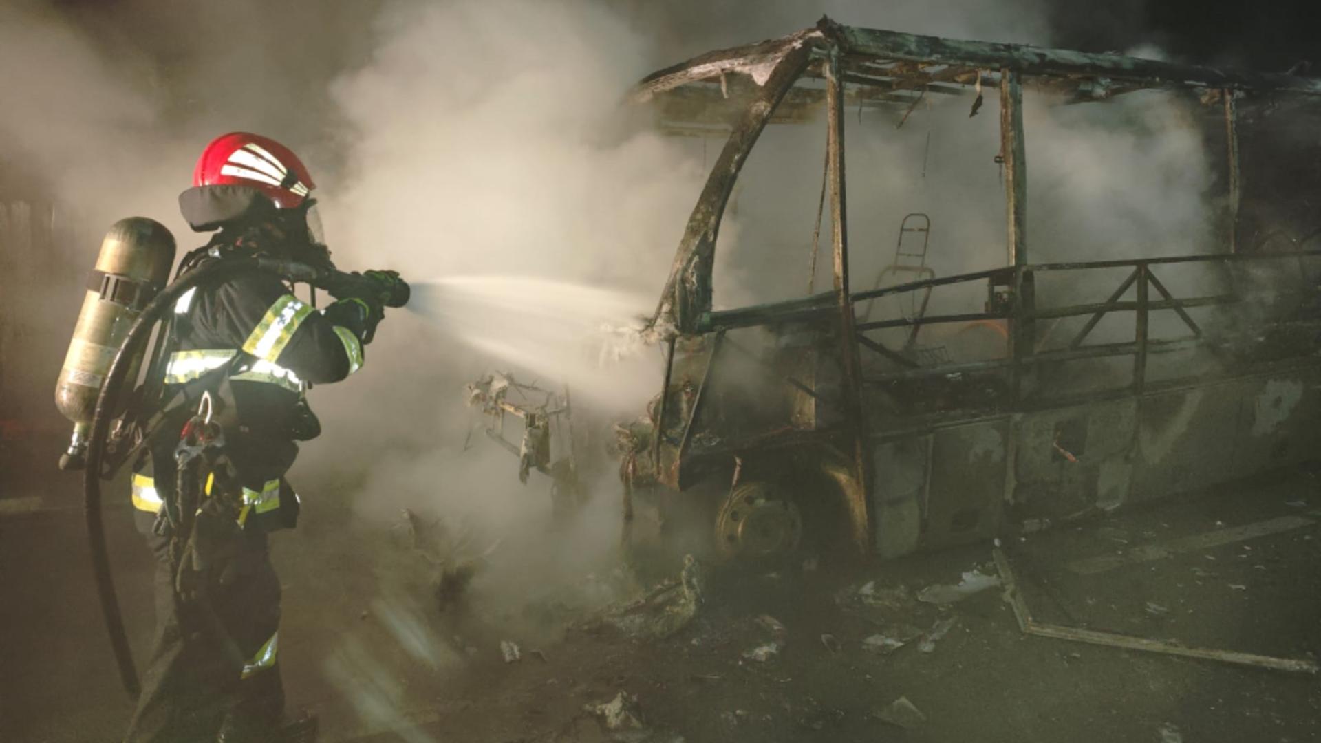 Panică pe șosea! Un microbuz în care se aflau 5 pasageri a luat foc în mers, la Ocnele Mari/ Captură foto Gazeta de Sud