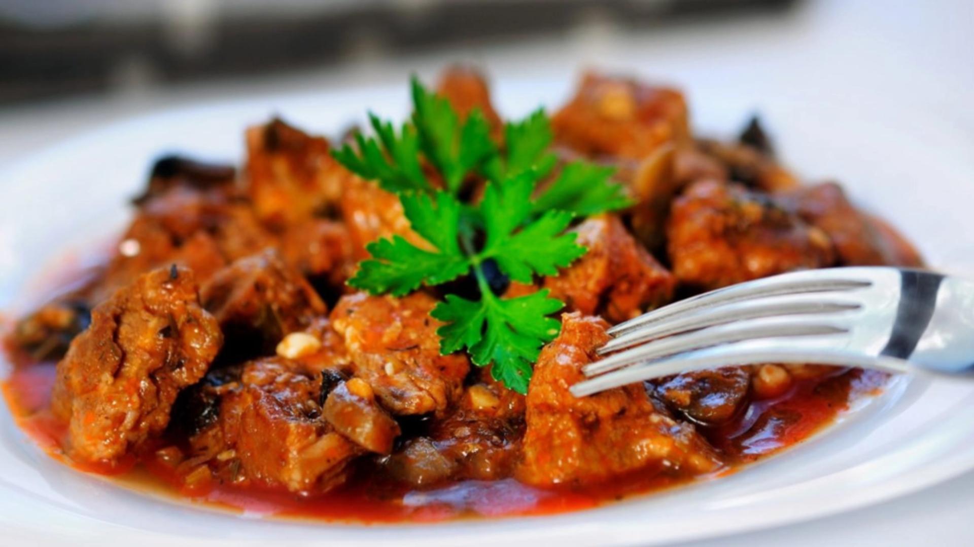 Ostropel cu carne de porc și gogoșari