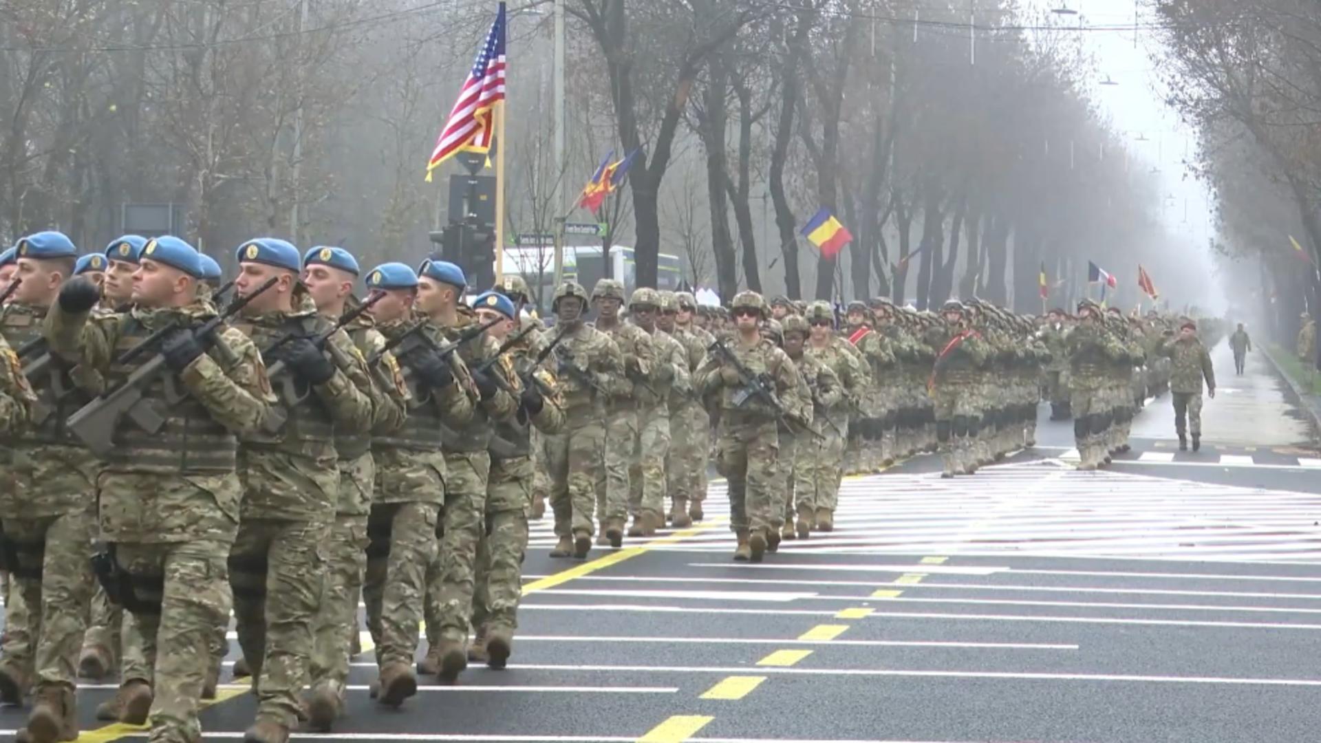 Anul acesta vor fi peste 240 de militari străini dislocați în unitățile din România care participă iată la parada de 1 Decembrie. 