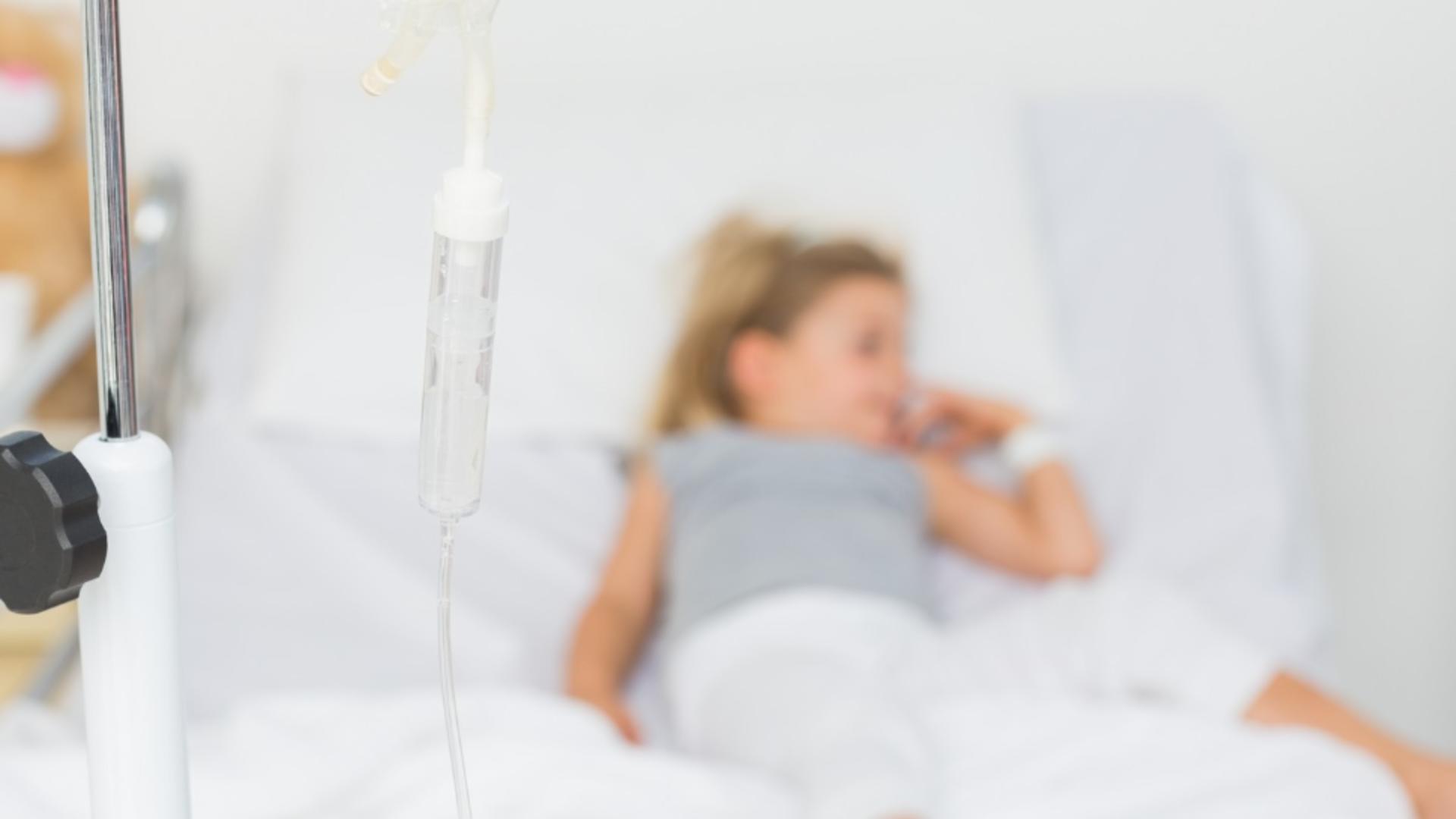 Copilă de 10 ani înjunghiată de mama ei, operată la Timișoara. Medic: "Fata este foarte speriată"