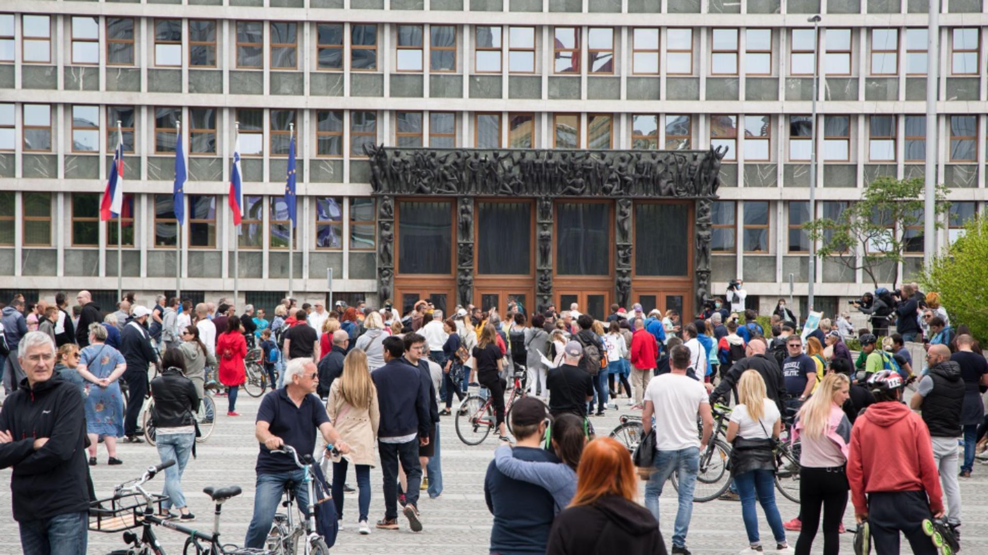 Proteste în fața Parlamentului Sloveniei. Foto: Profimedia