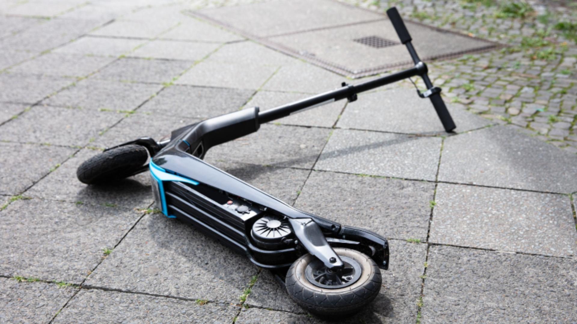 Doi adolescenţi care circulau pe o trotinetă electrică, loviţi de un buldoexcavator.