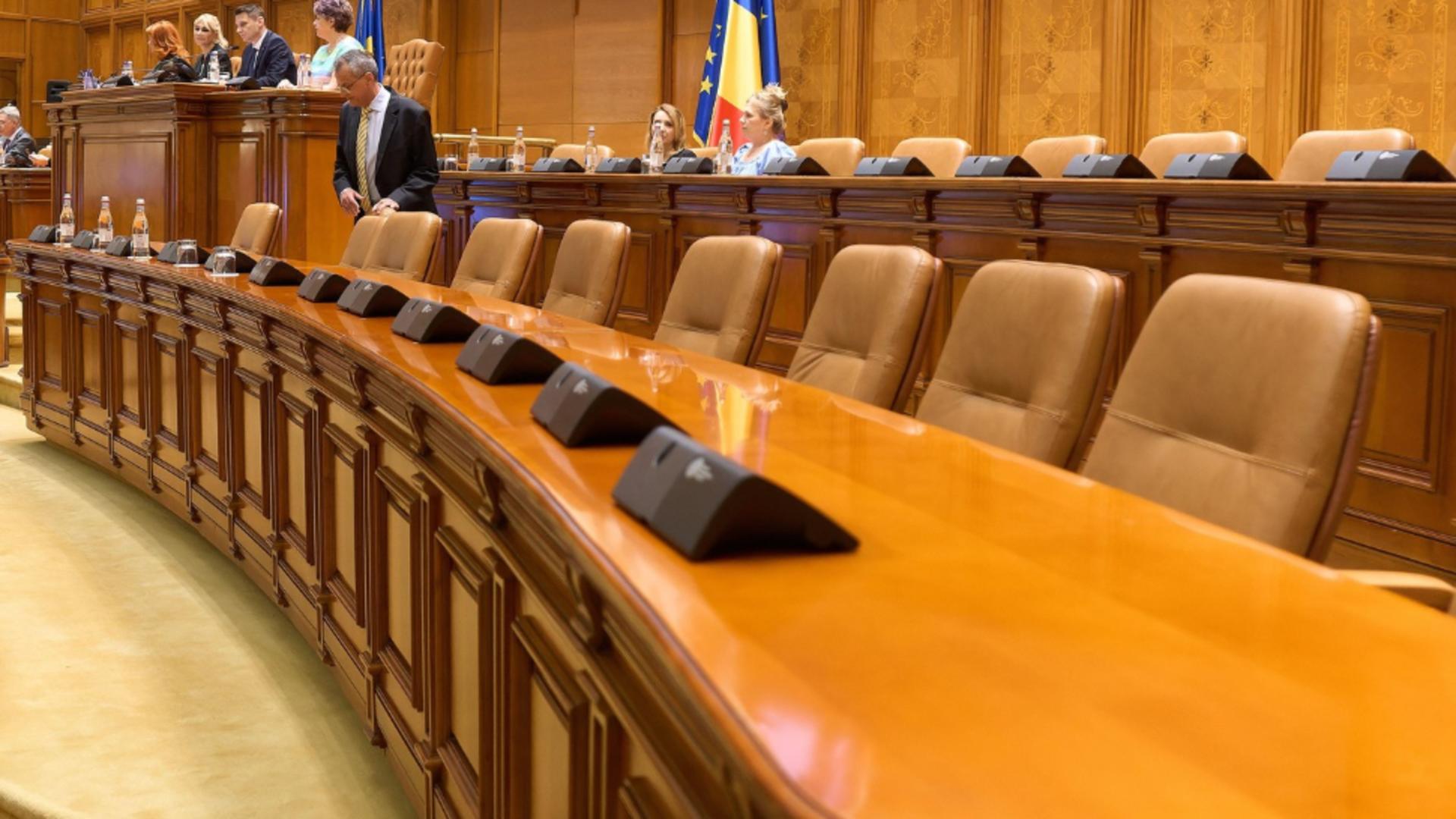 Plecarea surprinzătoare din Parlament. Foto: Profimedia