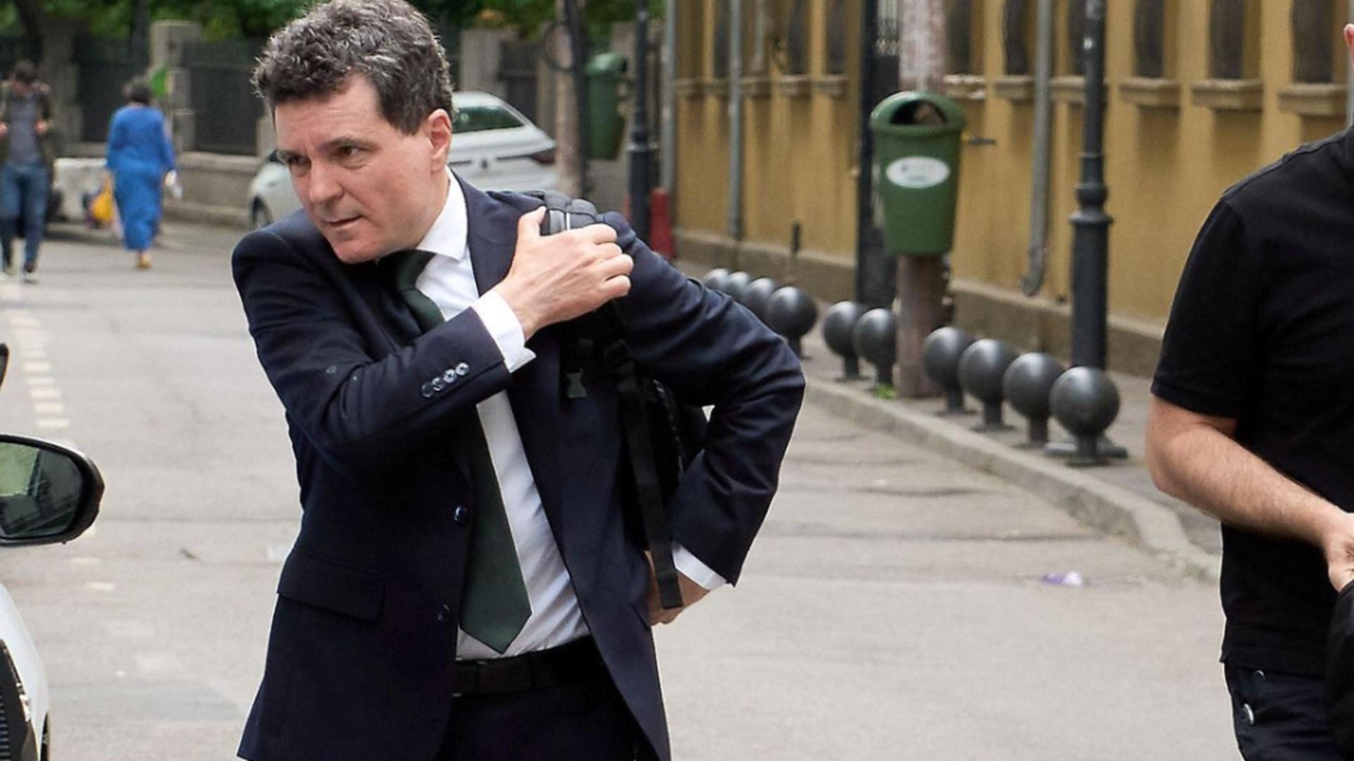 Nicușor Dan, nedespărțit de ghiozdănelul său. Foto: Profimedia