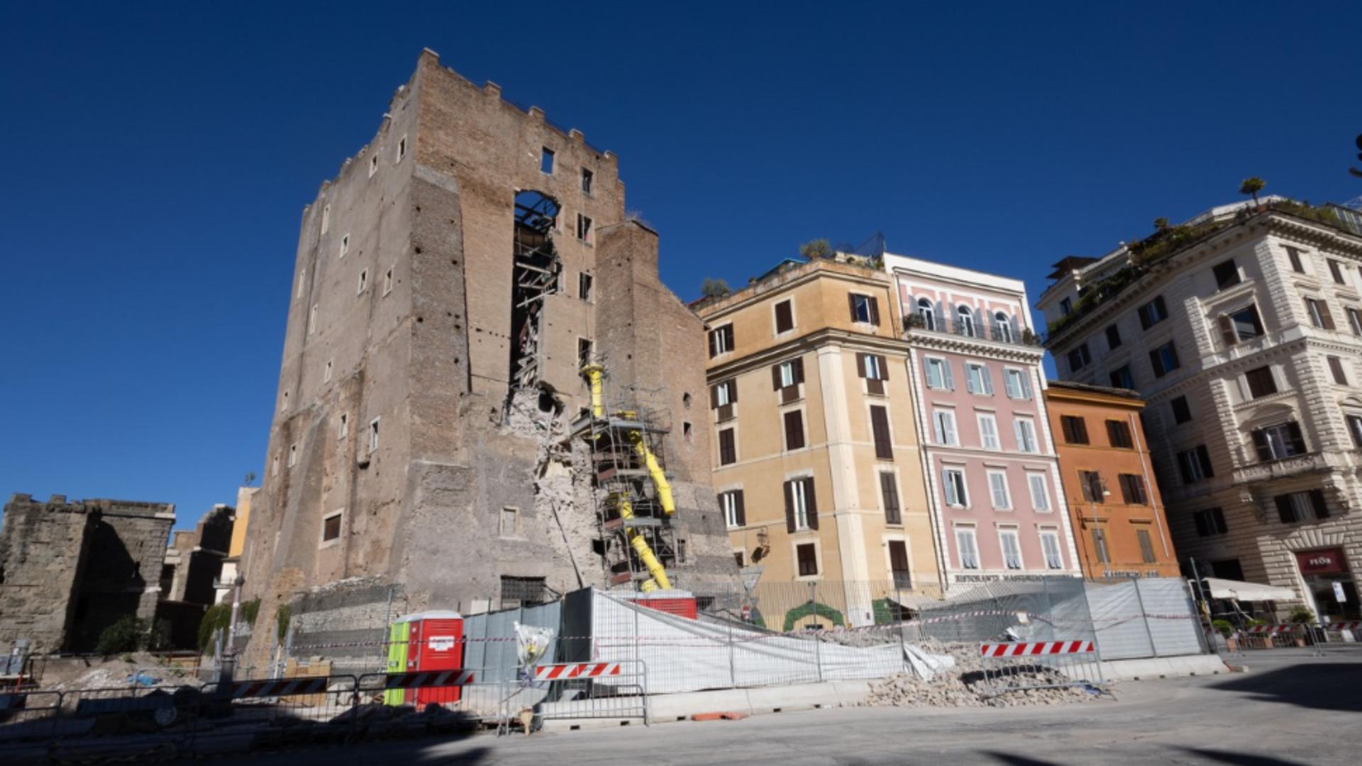 Prăbușirea turnului Torre dei Conti. Foto: Profimedia