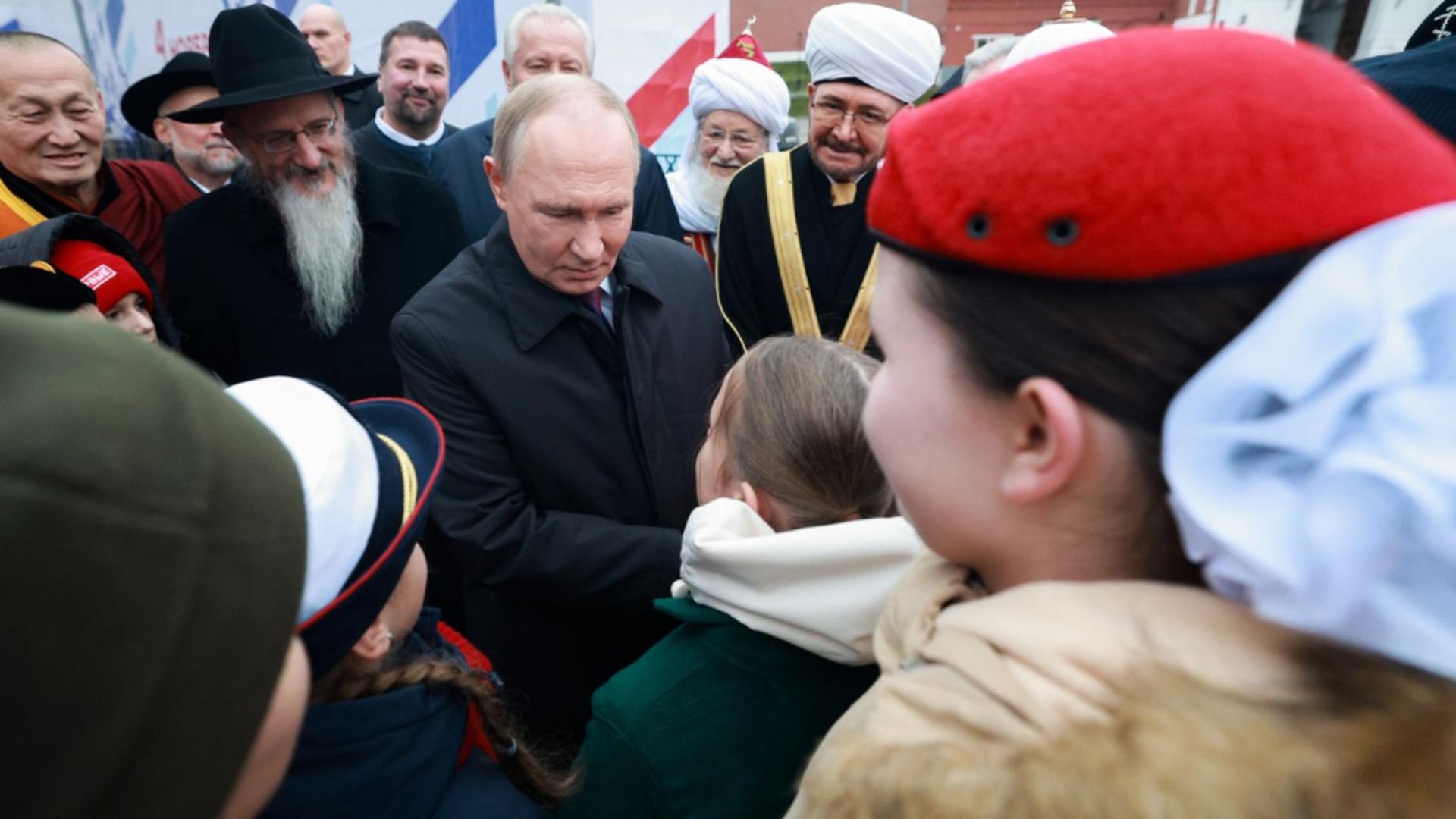 O fetiță de 11 ani îl pune în încurcătură pe Putin. Foto: Profimedia