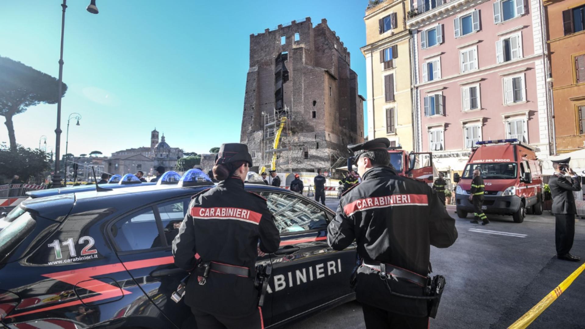Carabinieri la locul prăbușirii turnului. Foto: Profimedia