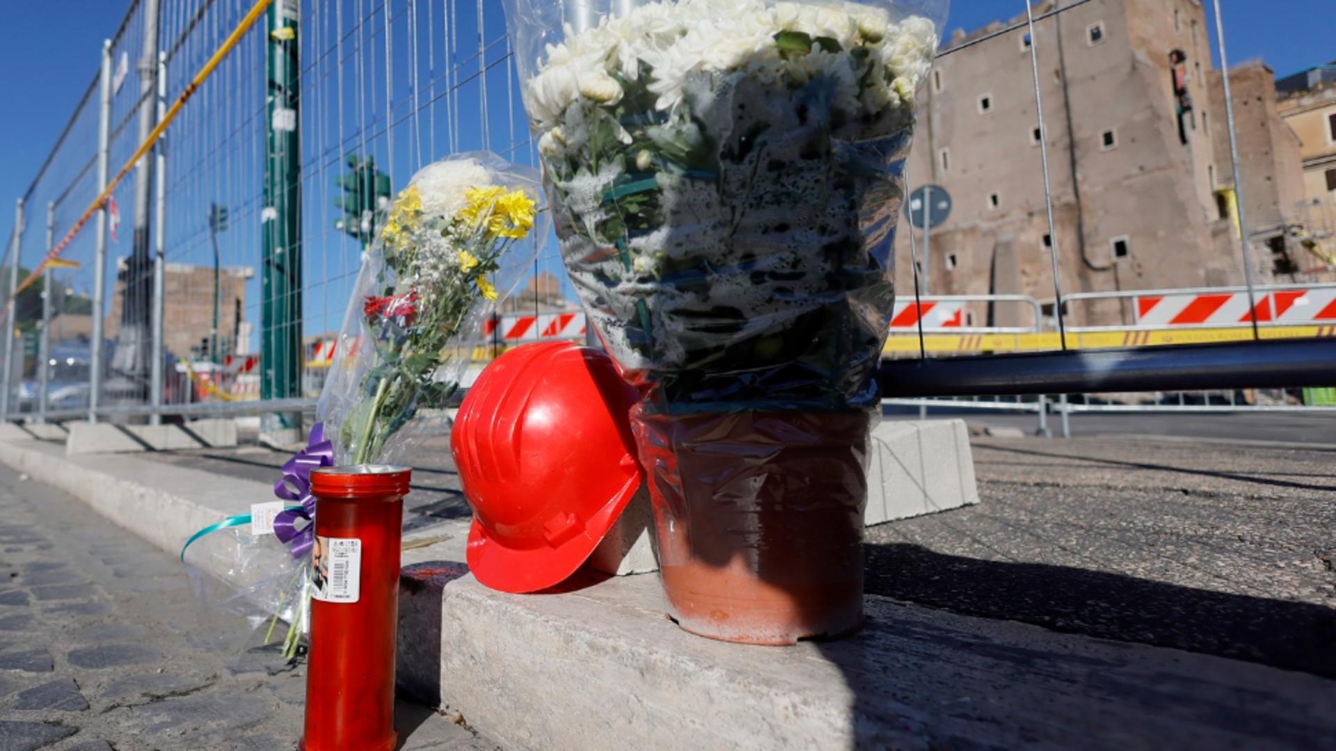 Omagiu pentru muncitorul român, lângă turnul prăbușit. Foto: Profimedia