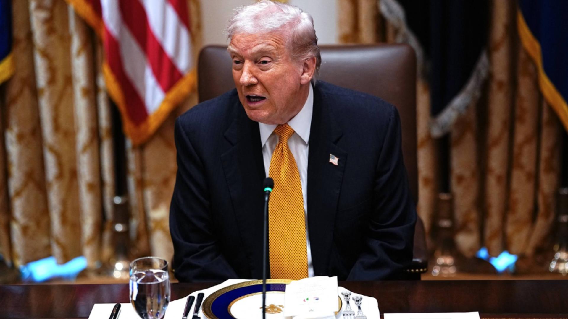 Trump îi laudă de români în fața lui Viktor Orban, invitat la Casa Albă; Bolojan și Nicușor privesc la TV. Ce a spus Trump despre retragerea trupelor americane - VIDEO