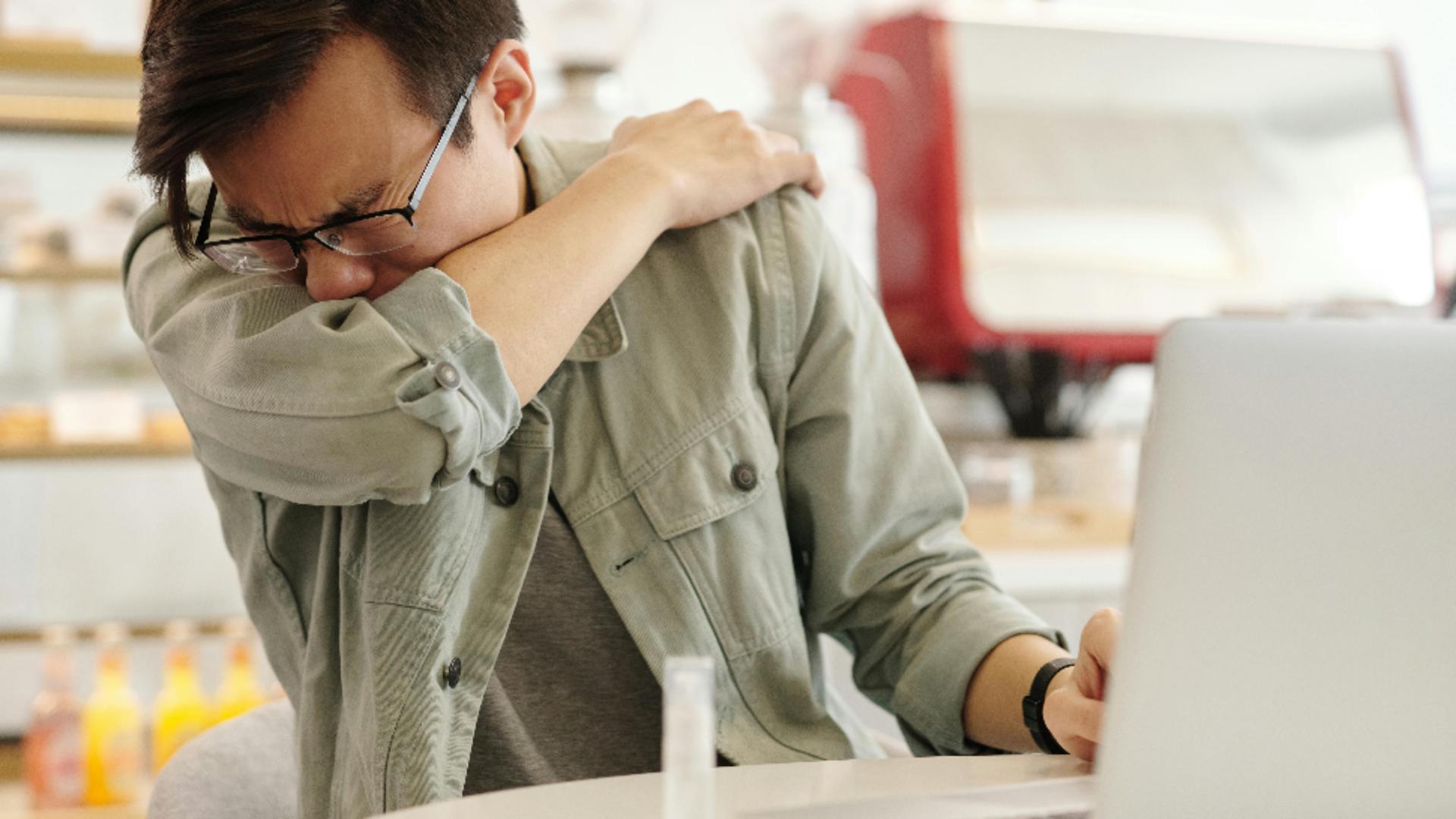 Reacții stranii ale corpului care vorbesc despre probleme de sănătate ascunse. Ce îți transmite organismul atunci când ți se zbate ochiul