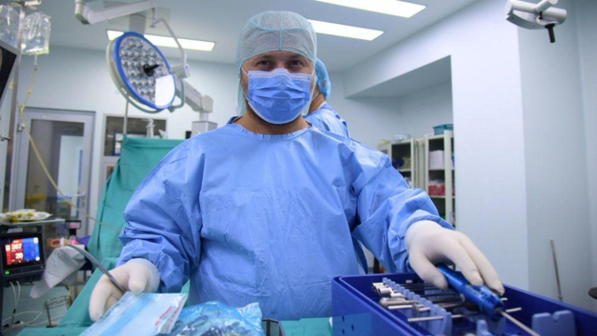 La Spitalul Clinic SANADOR, Dr. Dragomir i-a efectuat cu succes o ligamentoplastie cu grefe din tendoane