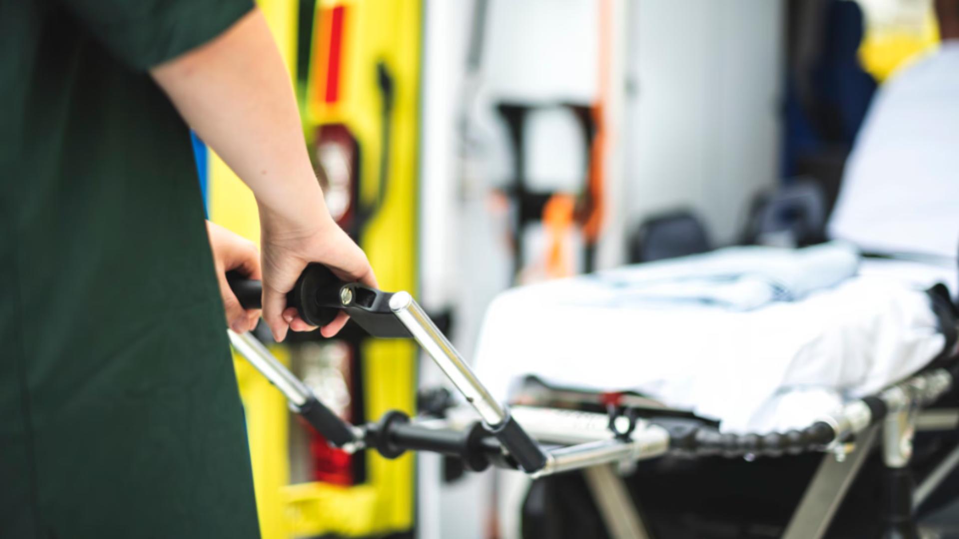 Un pacient a ajuns să fie strivit de targa pe care era transportat