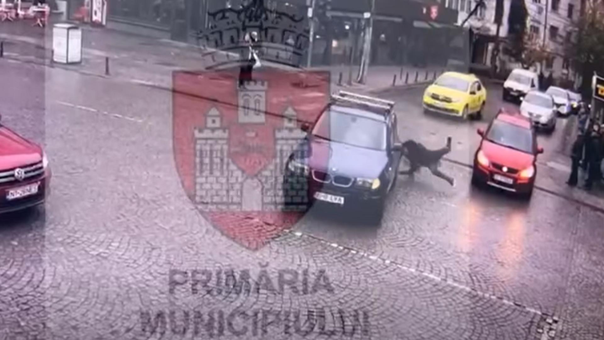 Momentul în care un ieșean pe trotinetă se izbește de o mașină