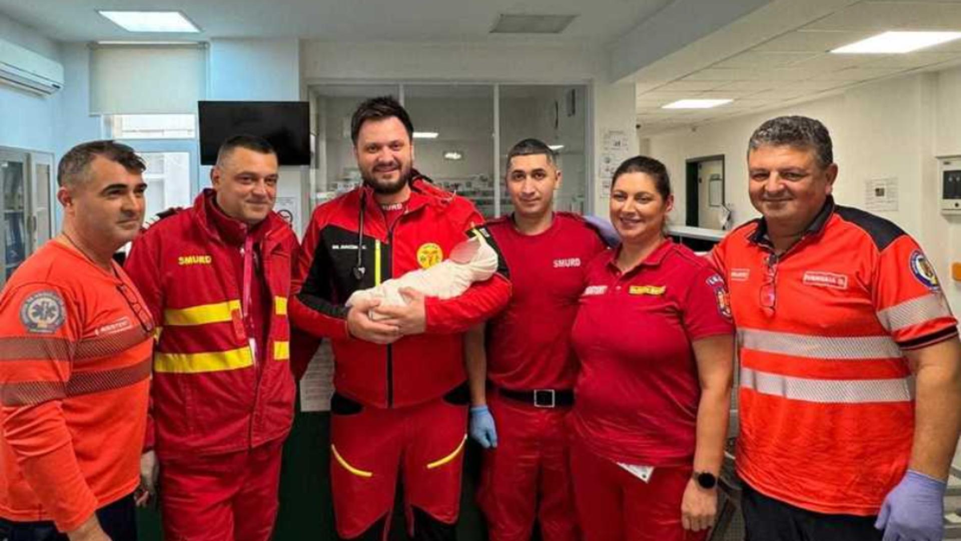 O femeie a născut acasă