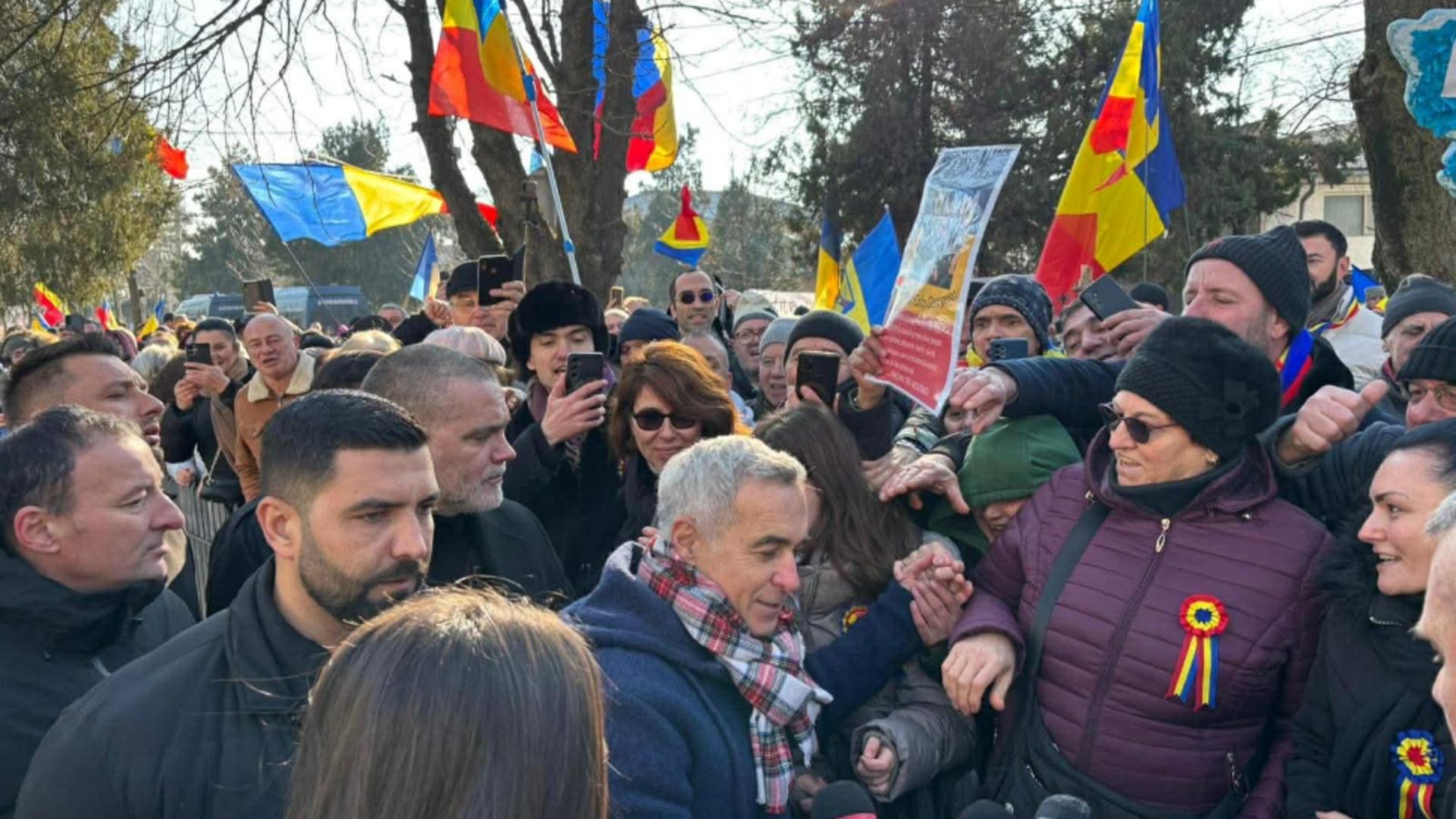 Călin Georgescu, colindat de copii: „Turul 2 înapoi, la anul și la mulți ani!”