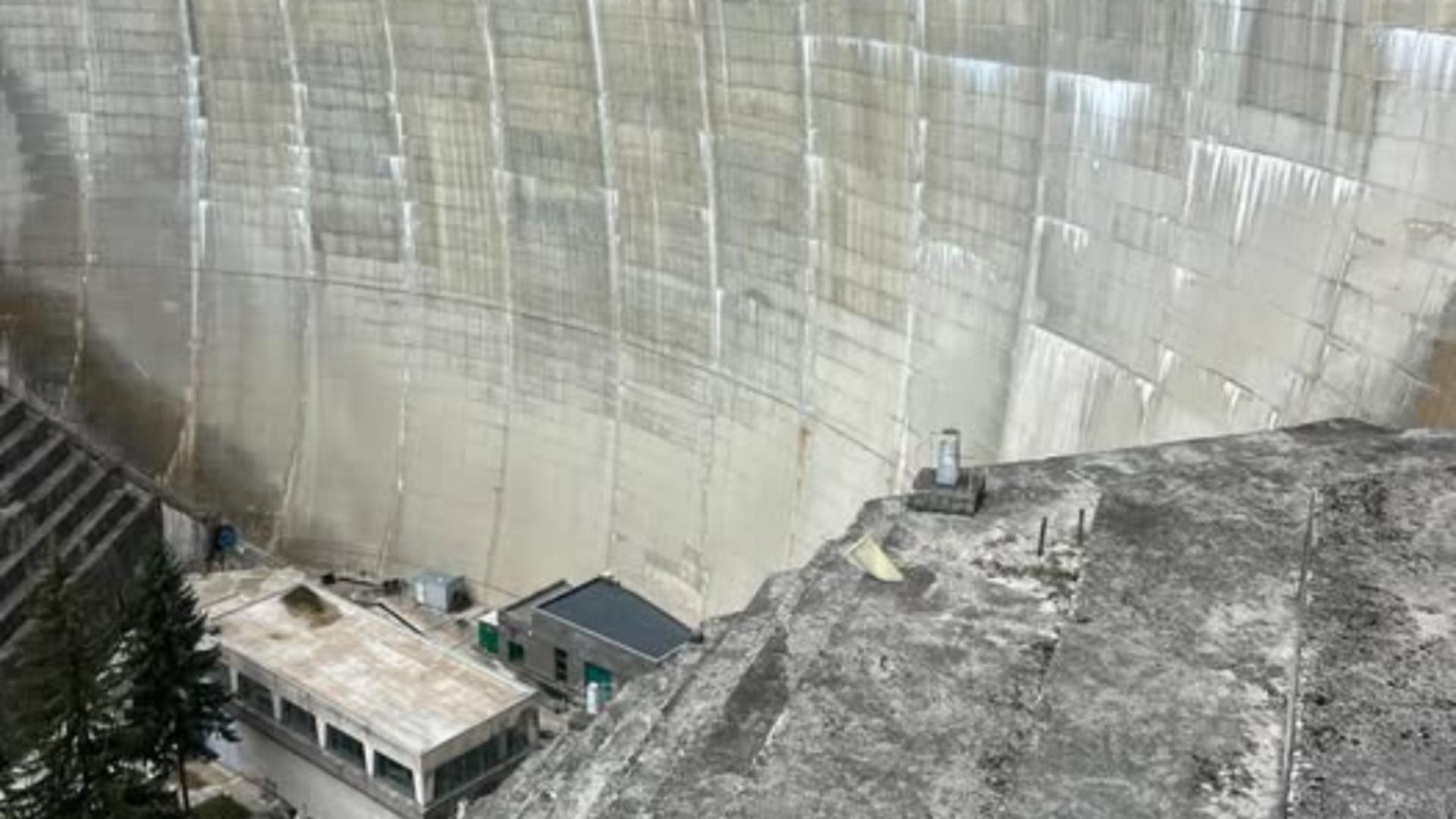 Imagini cu scurgeri în Barajul Vidraru au stârnit panică. Apele Române: Nu există avarie! - FOTO/VIDEO