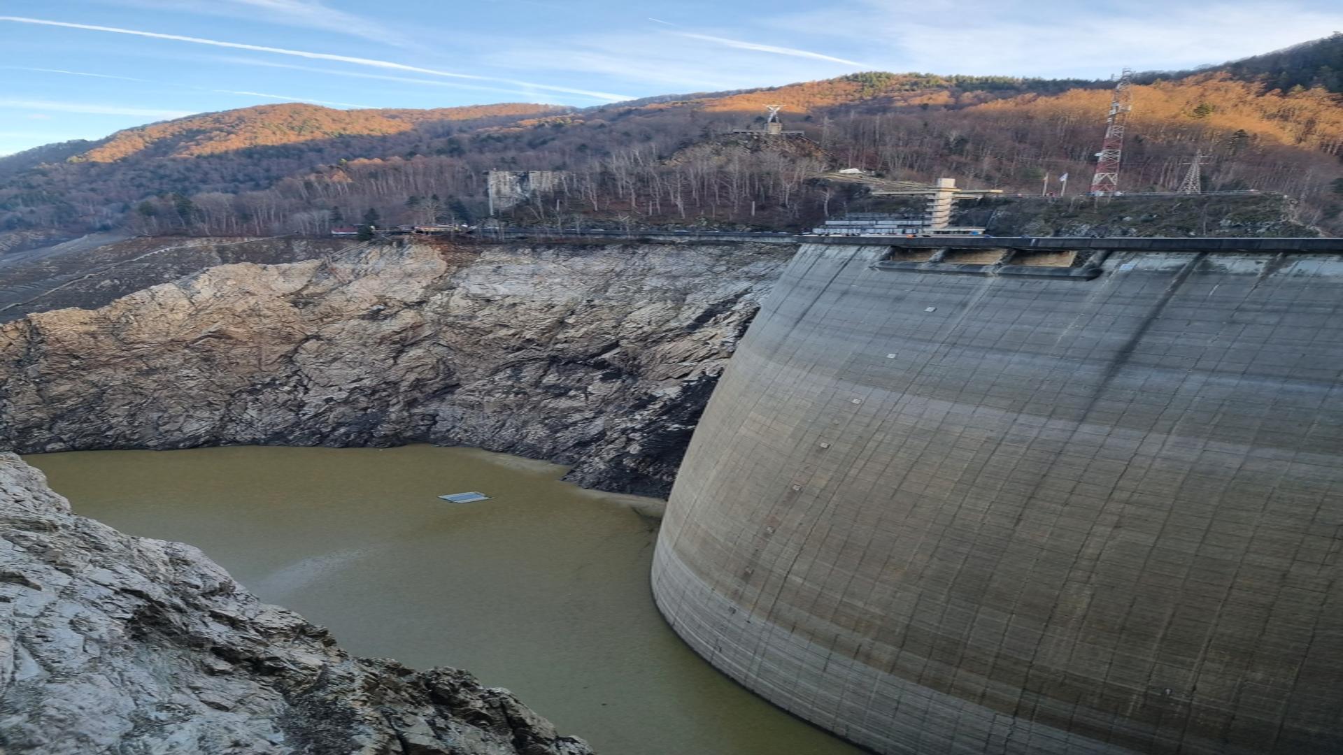 Noi imagini cu lacul Vidraru aproape gol. Nivelul apei a scăzut cu 100 de metri, peisajul este SPECTACULOS – FOTO