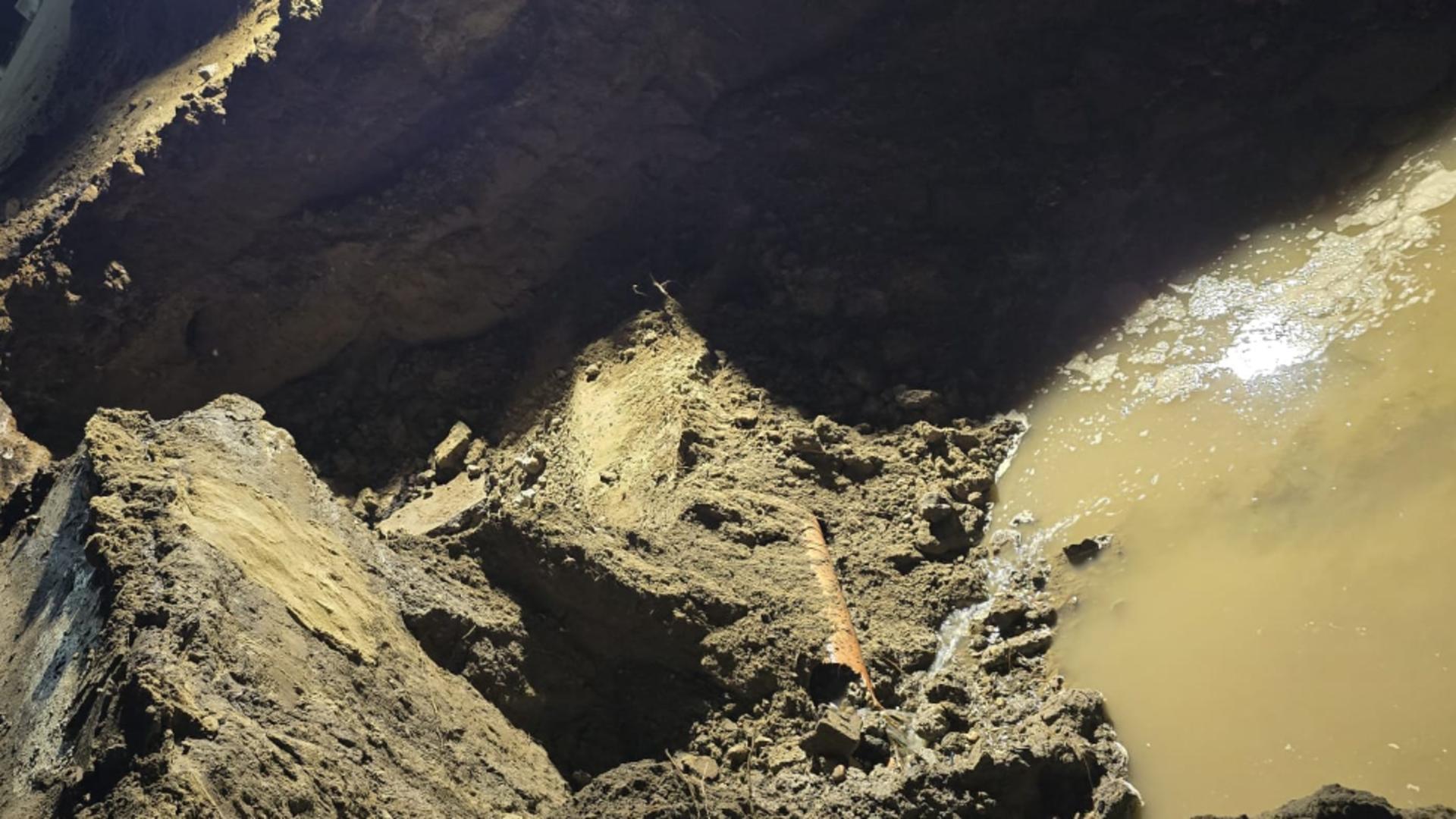 Intervenție de urgență în Galați: echipele au rupt un drum pentru a salva o comună de inundații (foto: Facebook @ Costel Fotea)