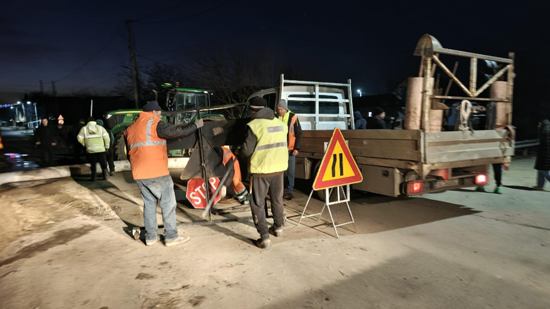 Intervenție de urgență în Galați: echipele au rupt un drum pentru a salva o comună de inundații