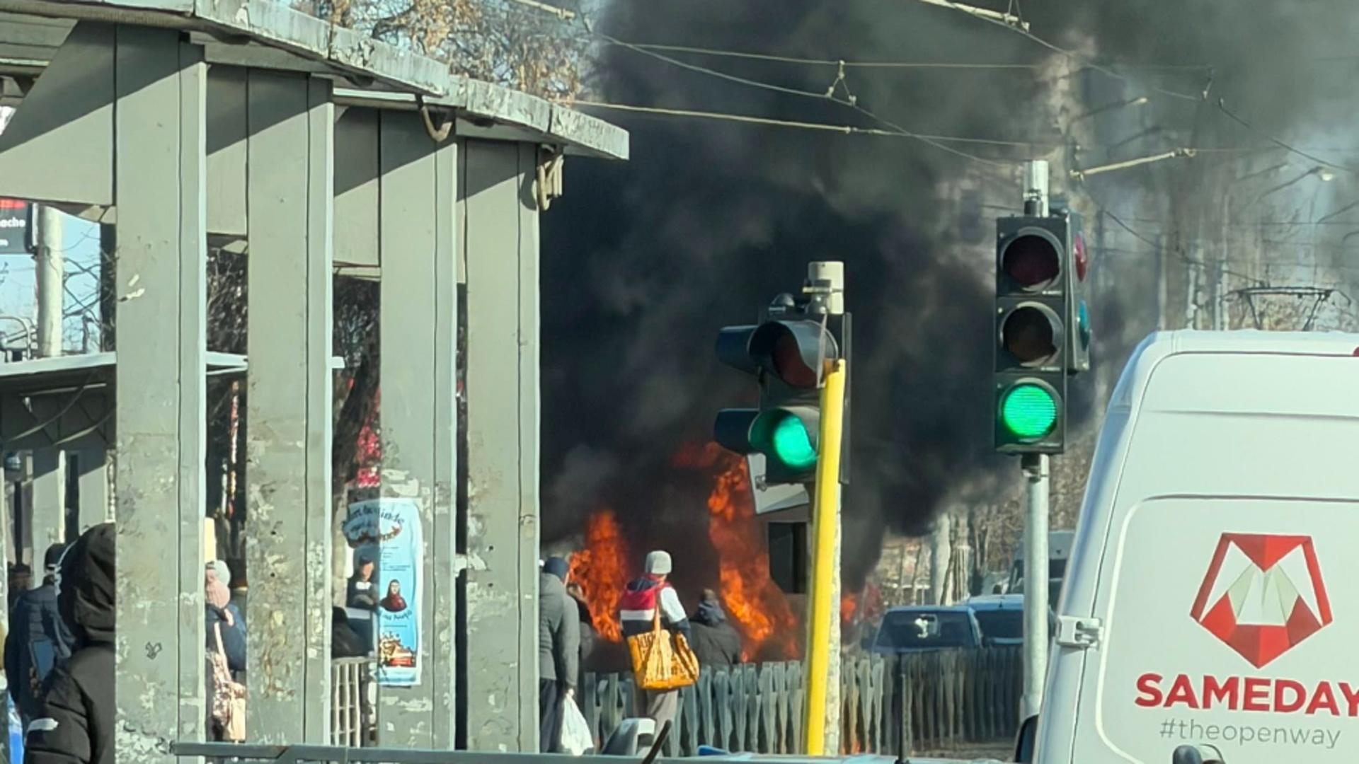 Mașină în flăcări pe una dintre cele mai aglomerate artere ale Capitalei: trafic blocat /Foto: Info Trafic Bucuresti si Ilfov