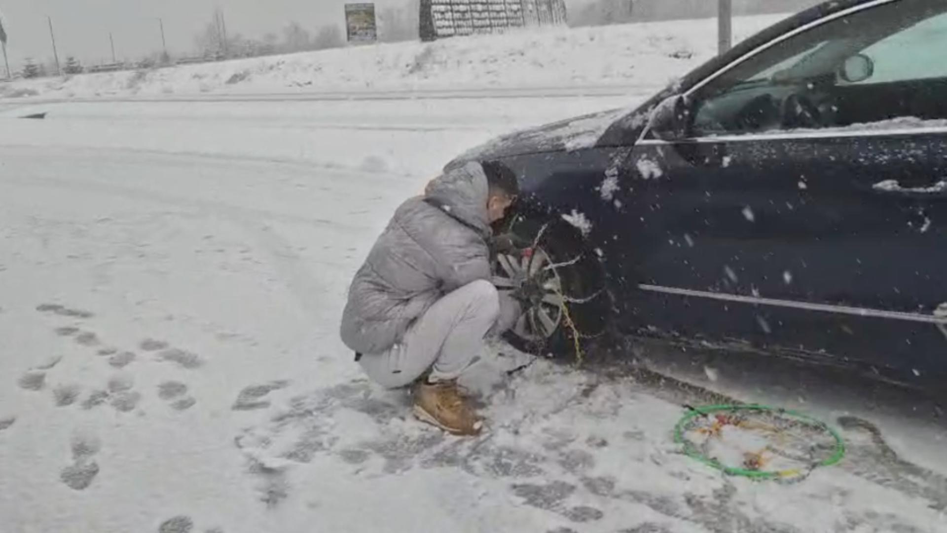 Gerul și ninsorile au lovit România! Pericol URIAȘ pe șosele