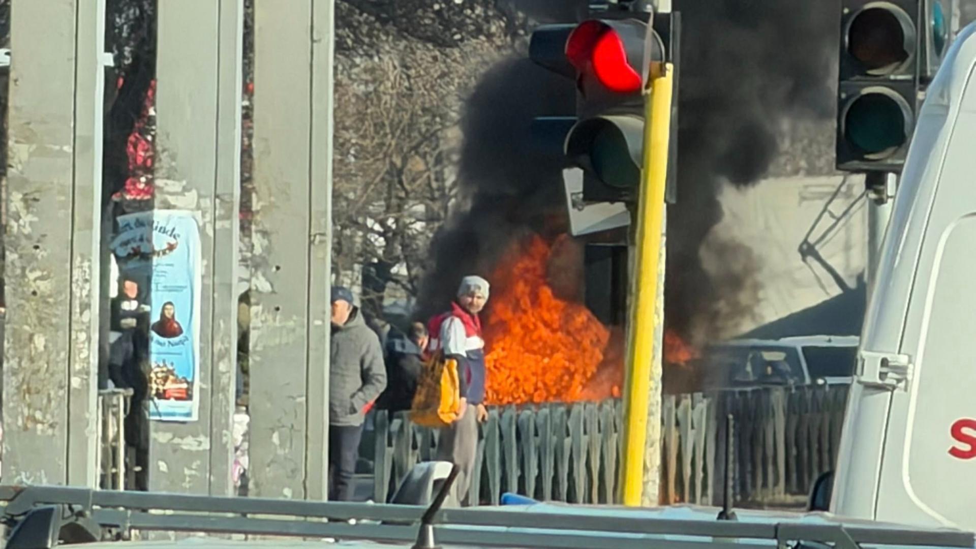 Mașină în flăcări pe una dintre cele mai aglomerate artere ale Capitalei: trafic blocat /Foto: Info Trafic Bucuresti si Ilfov