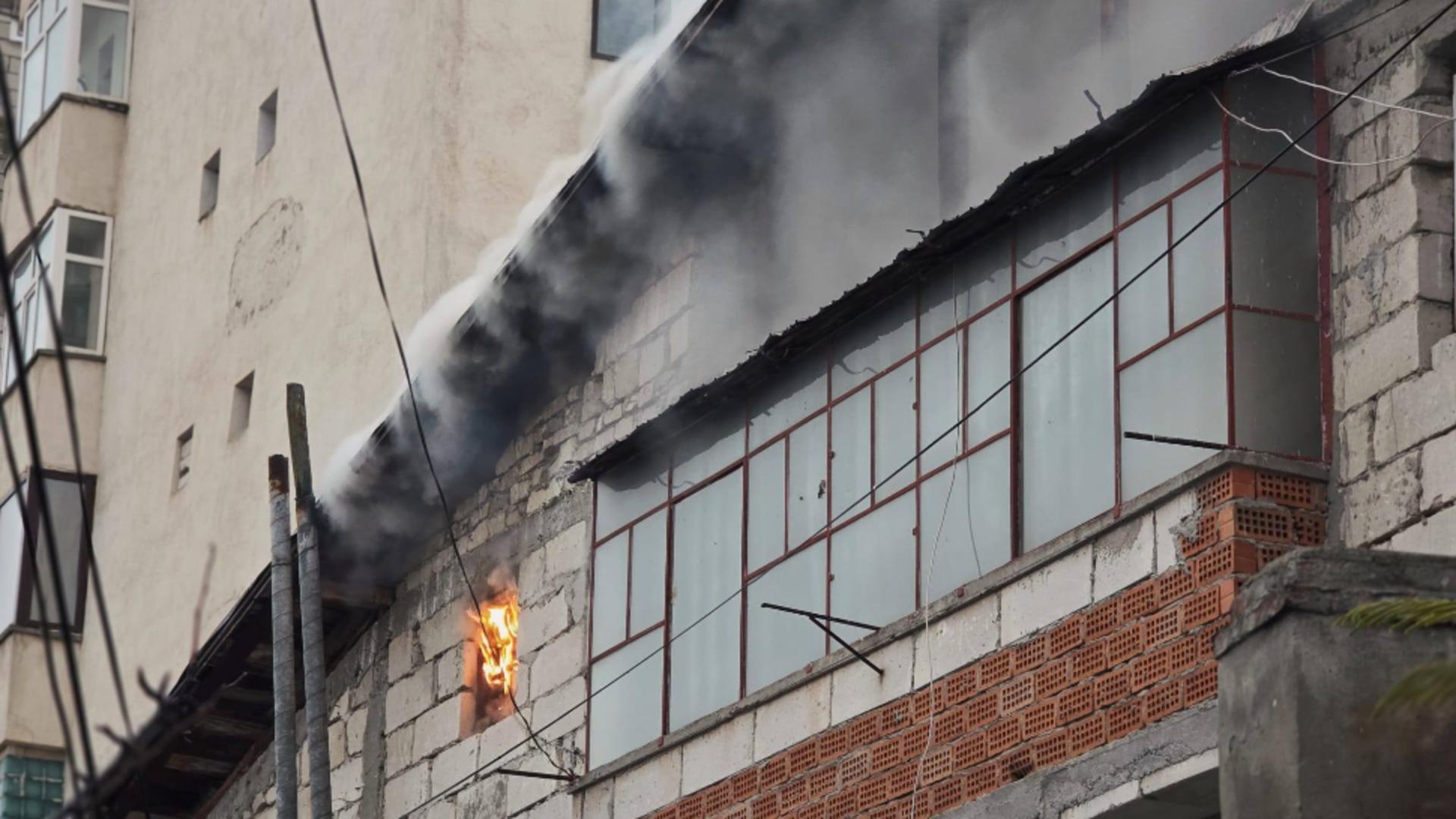 Incendiu puternic pe o stradă din Giurgiu. O femeie de 74 de ani, evacuată de pompieri