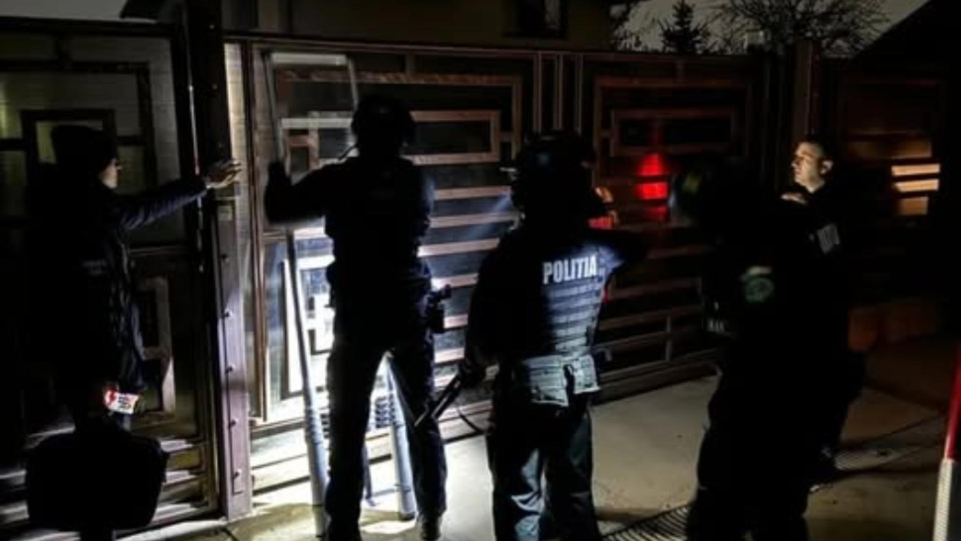 Polițiști atacați cu drujba în Ajunul Crăciunului, în județul Suceava. Agresorul, împușcat și imobilizat - FOTO