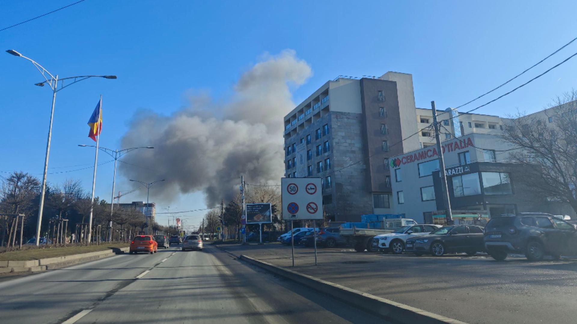 Incendiu la intrarea în București, pe A1: un depozit cuprins de flăcări