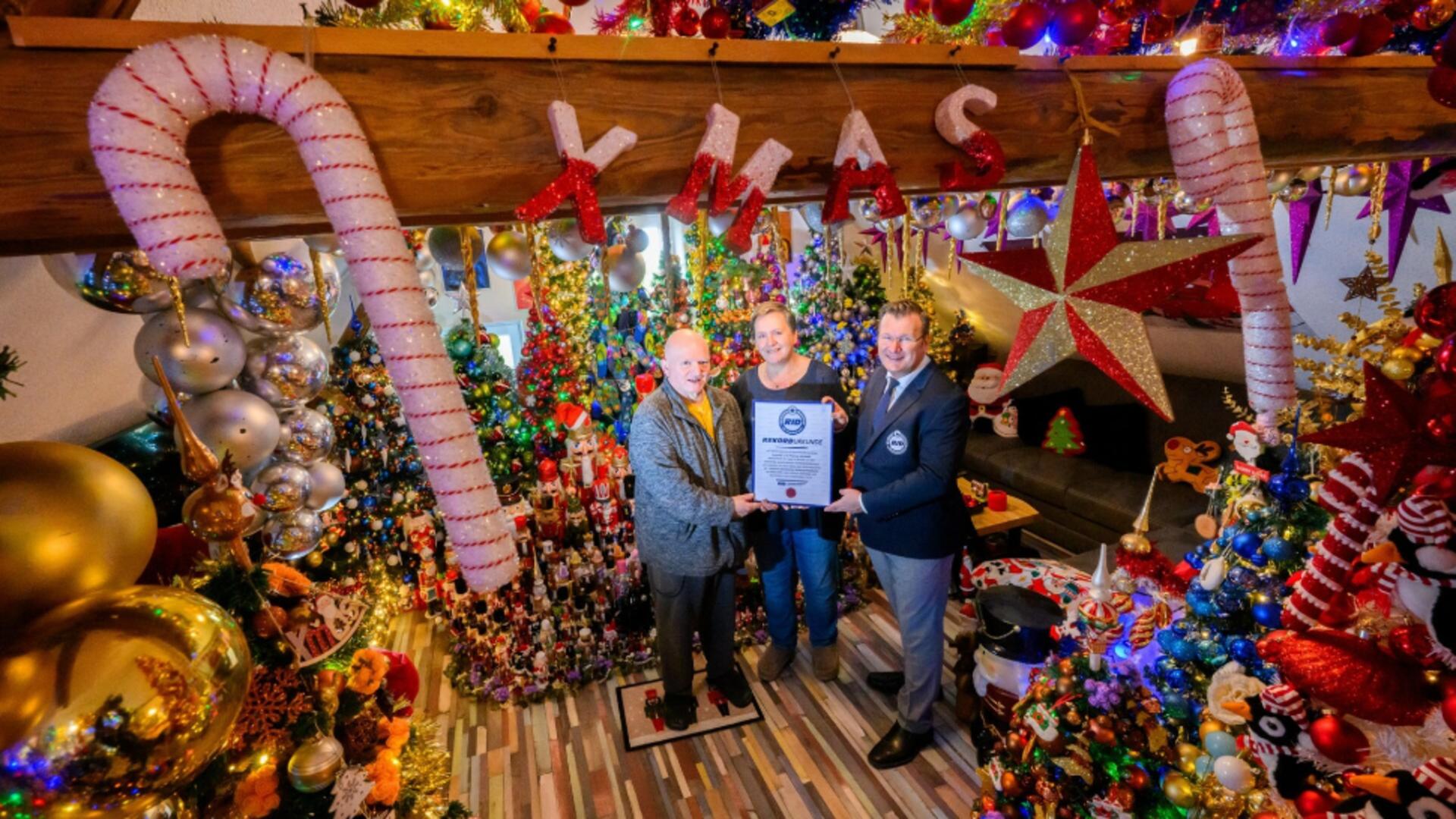 Record spectaculos în Germania: o casă transformată în pădure de Crăciun cu 621 de brazi împodobiți