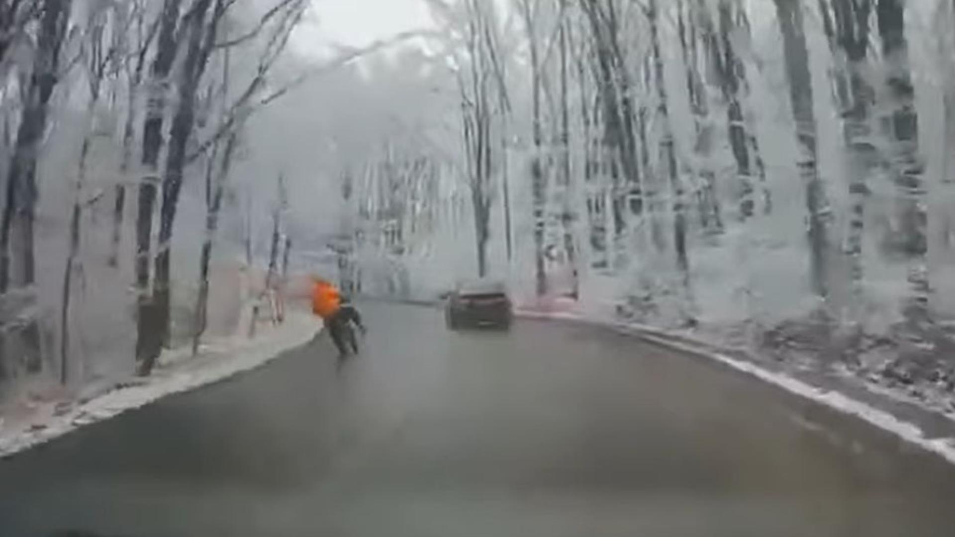 Accident teribil pe o șosea din județul Iași. Un tânăr a murit după ce a intrat cu motocicleta într‑un stâlp – VIDEO