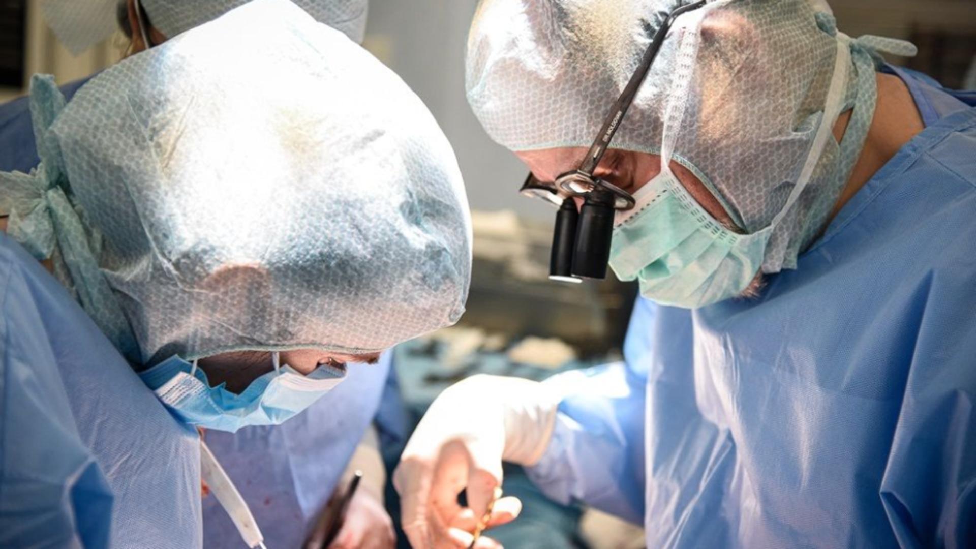 Endarterectomie carotidiana și bypass popliteu bilateral / SANADOR