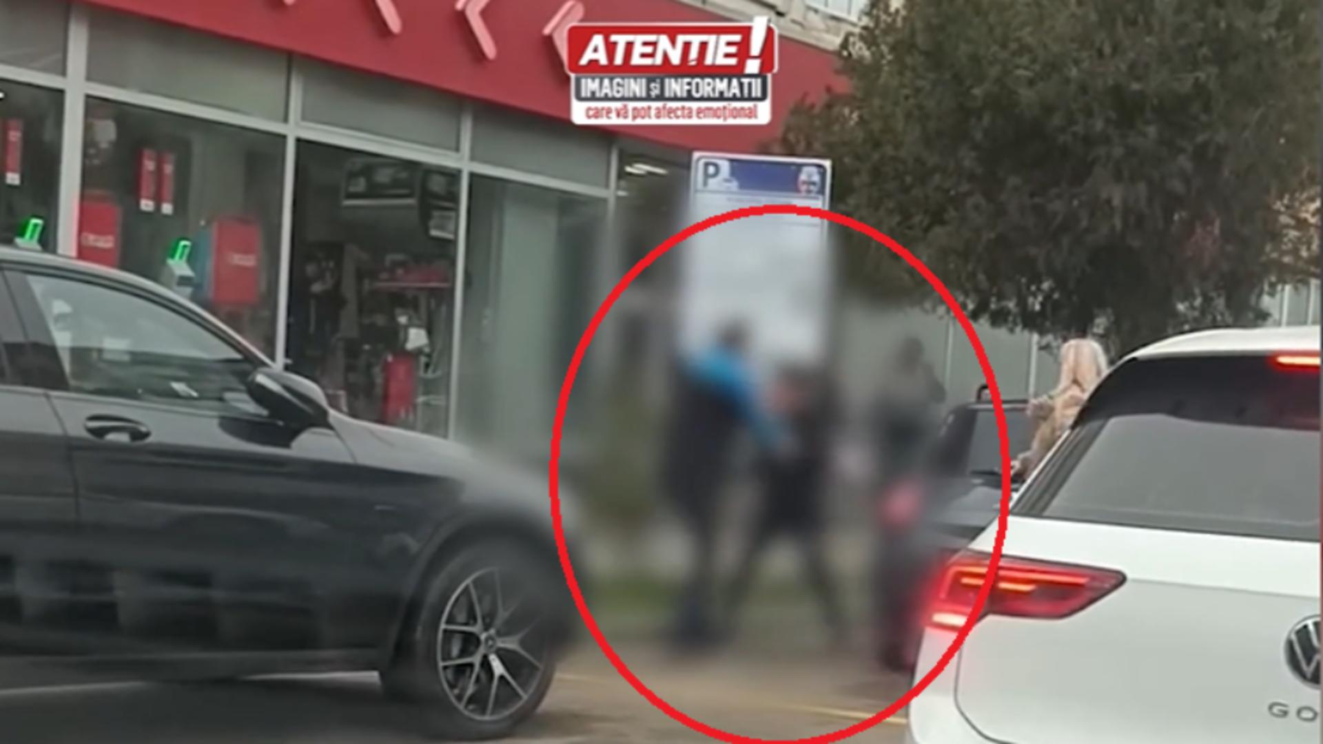 Scandal uriaș într-o intersecție din Focșani: doi șoferi au blocat circulația să se bată/ Captură video