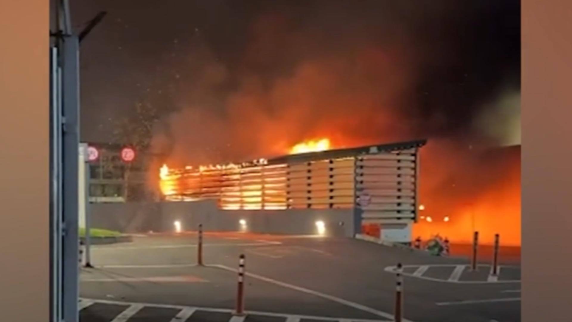 Incendiu violent într-un cartier rezidențial din Rahova: focul ar fi izbucnit din cauza unei petarde/ Captură video