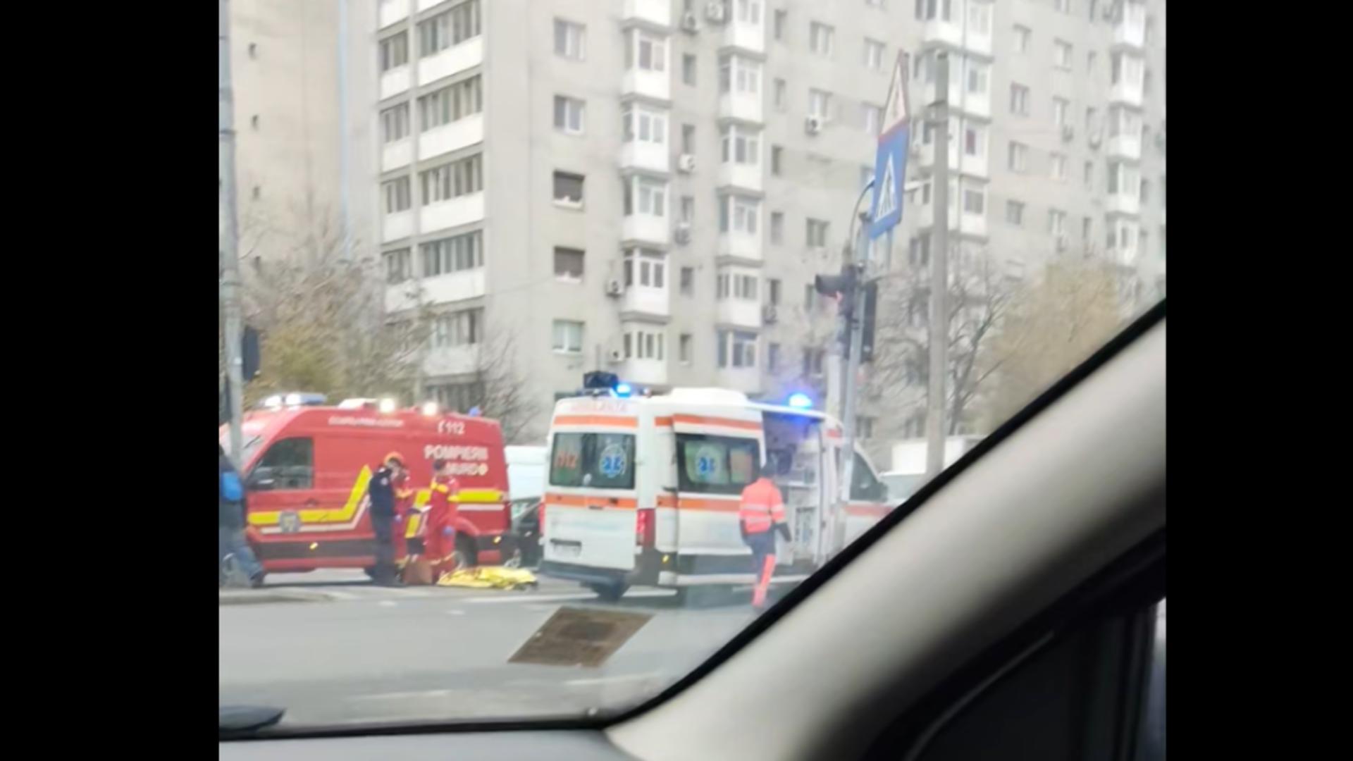 Incident șocant în Capitală: femeie, răpusă de infarct în timp ce traversa strada / Captură video