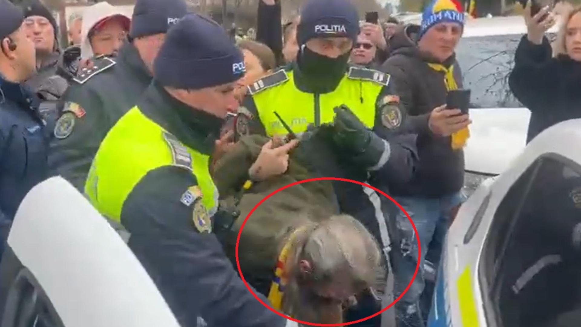 Stegarul dac, săltat de polițiști și jandamri și băgat în mașina de poliție. Imagini halucinante Stegarul dac, săltat de polițiști și jandamri și băgat în mașina de poliție. Imagini halucinante 