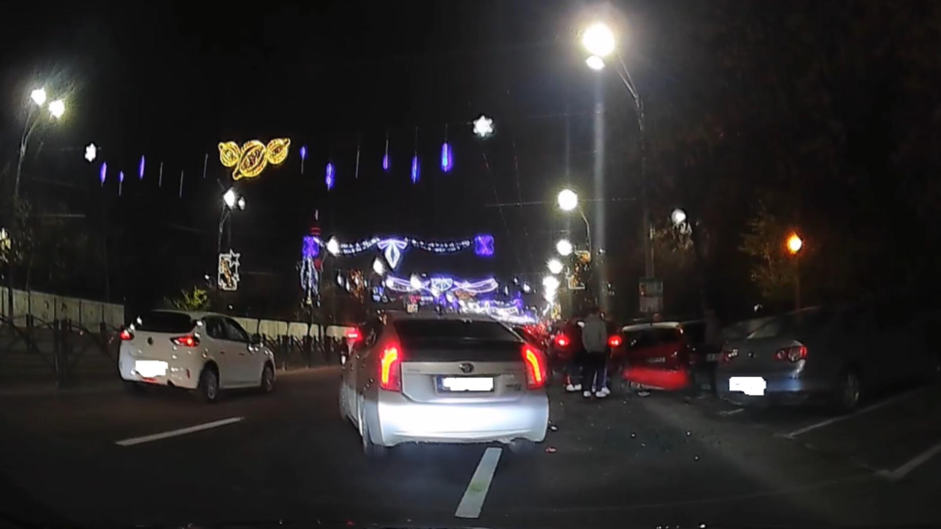 Accident în lanț pe Calea Văcărești din Capitală, provocat de un tânăr de 20 de ani: cinci mașini, implicate/ Captură video