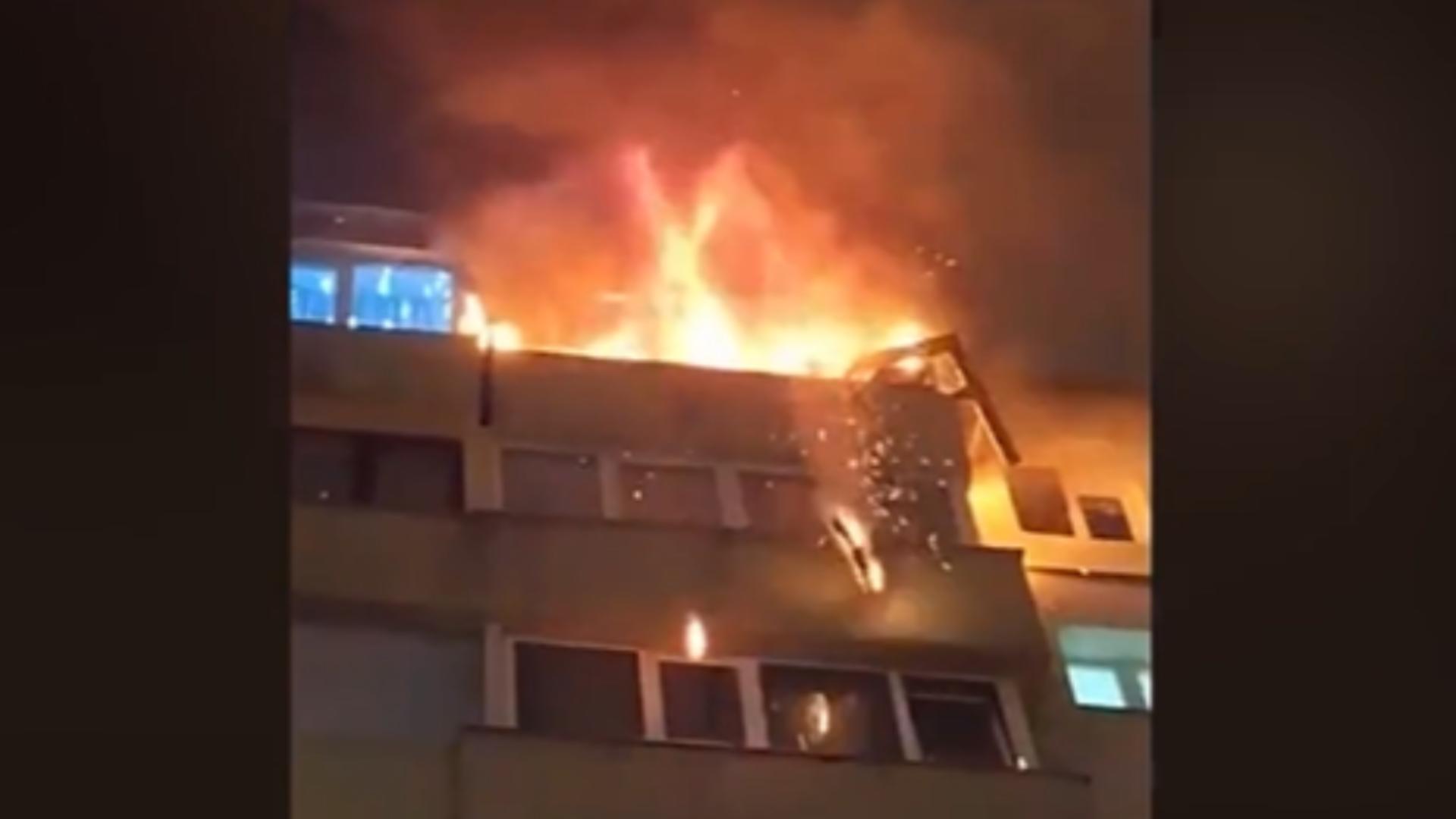 Explozie urmată de un incendiu într-un bloc din Brașov: un bărbat, transportat de urgență la spital/ Captură video