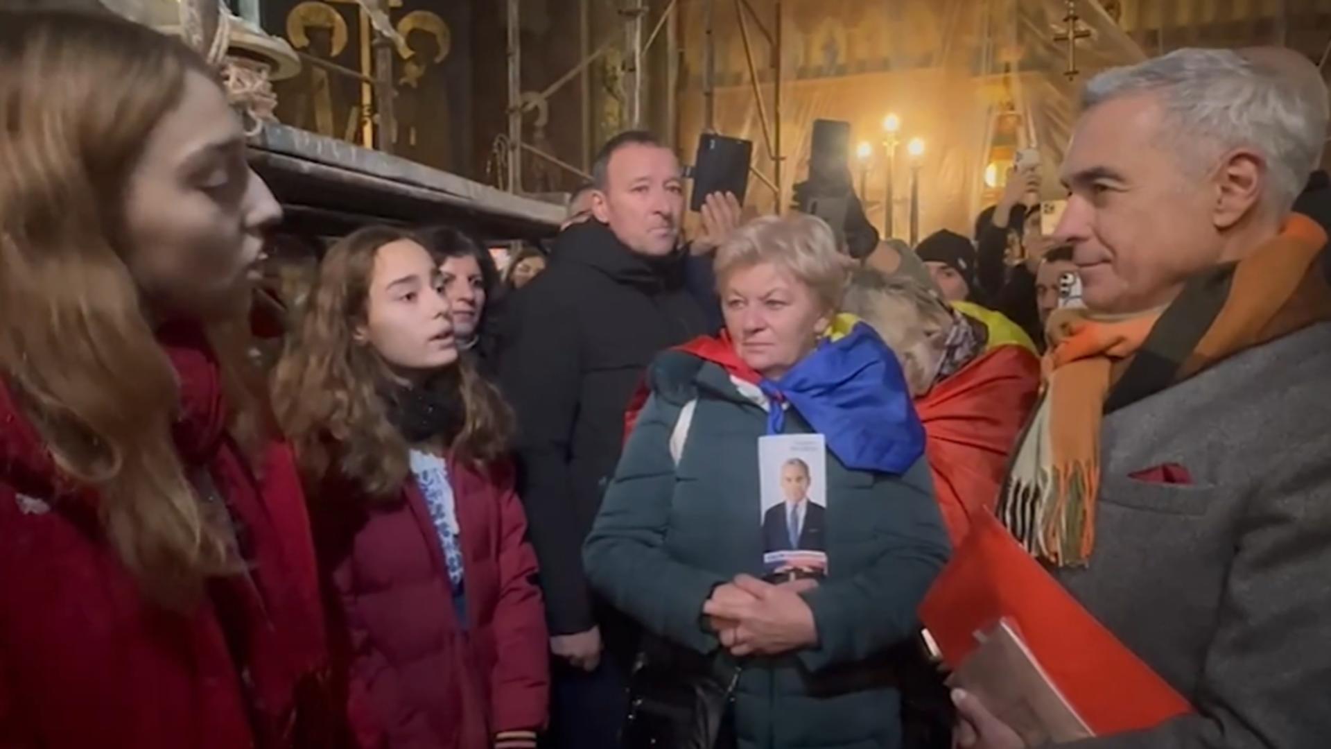 Moment inedit: Călin Georgescu,, colindat în biserică/ Captură video 