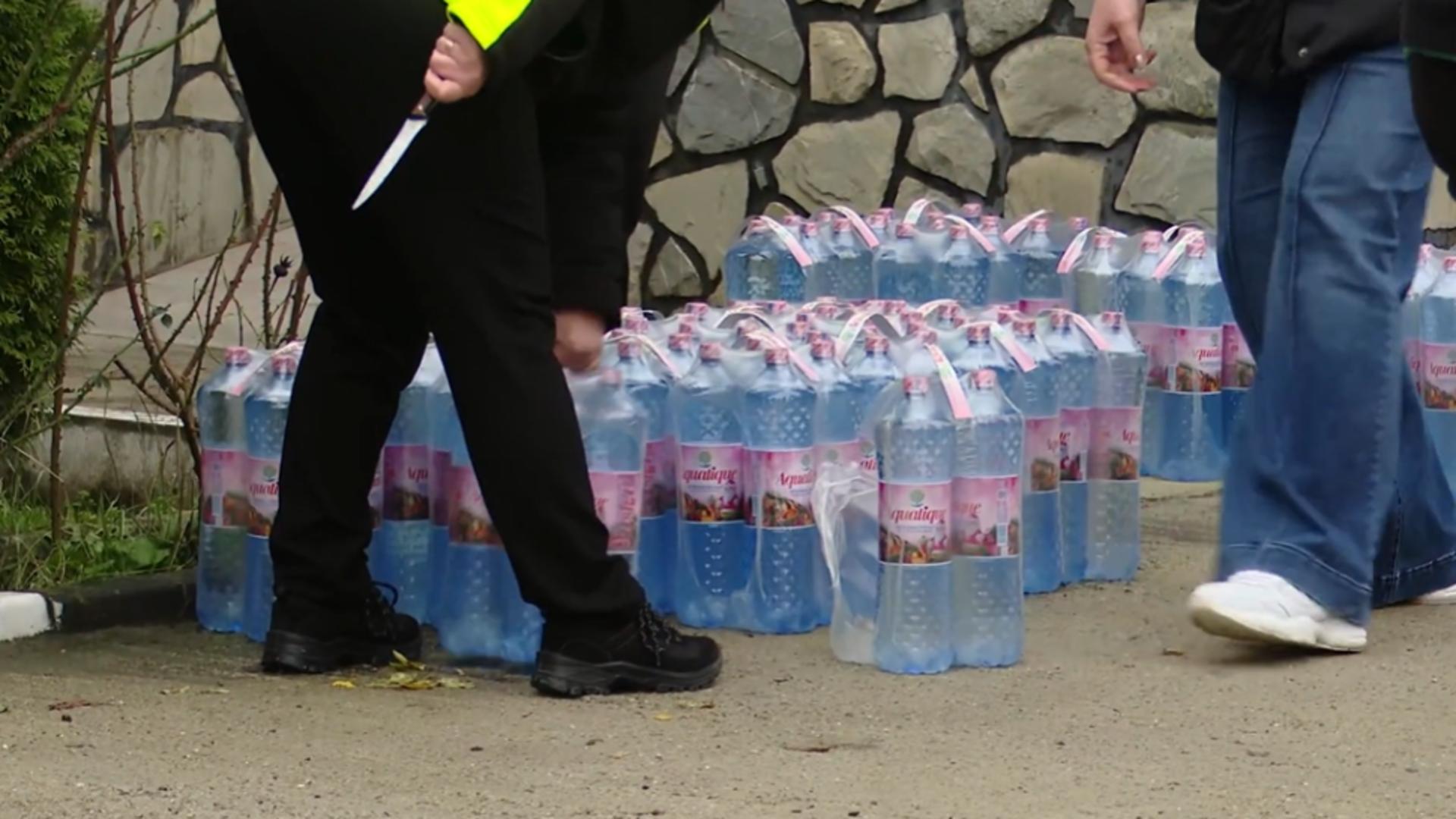 Bătaie de jos în Prahova: oamenii primesc apă cu porția/ Captură video 