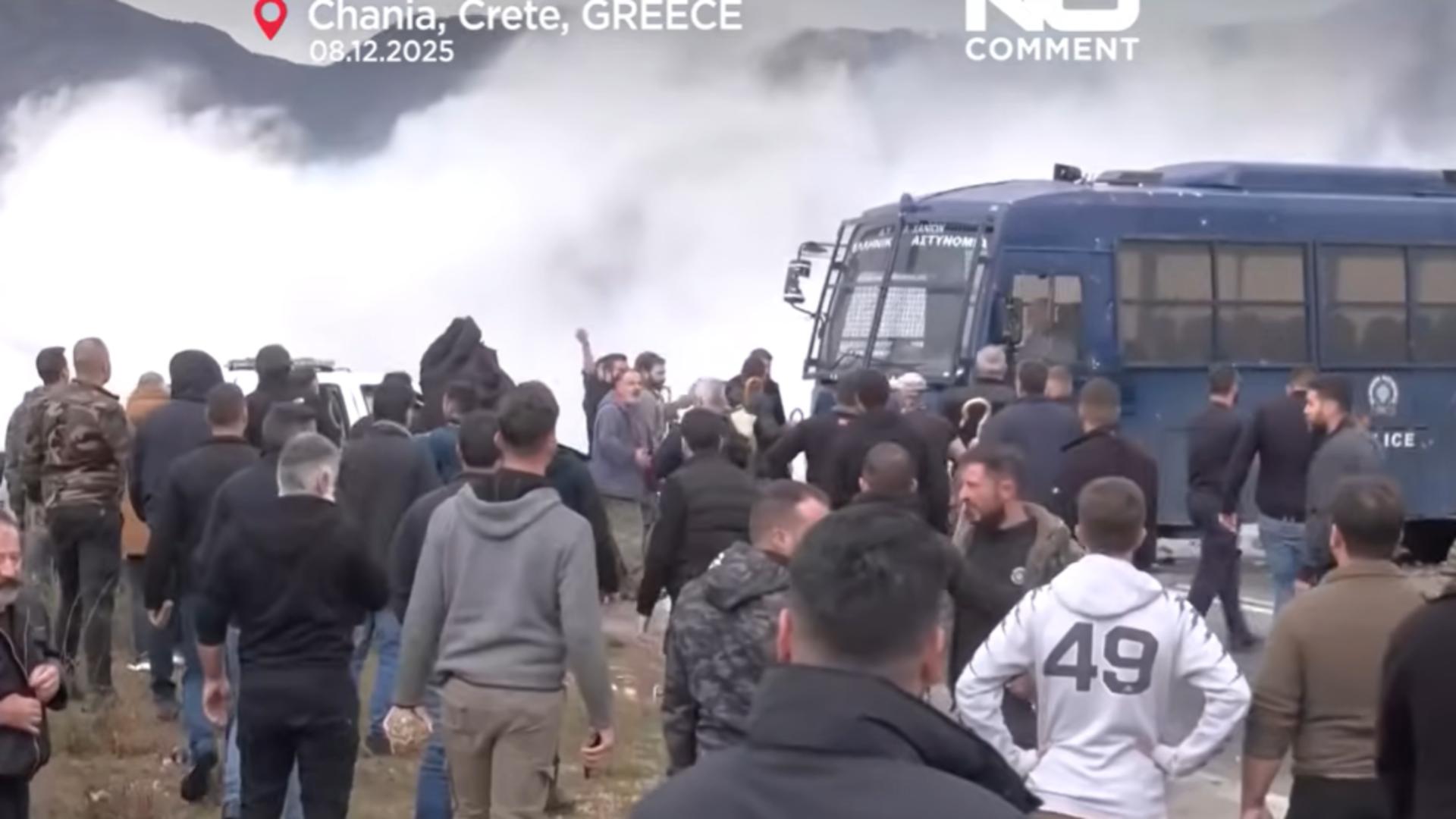 Fermieri greci în conflict cu autoritățile: aeroport închis și drumuri blocate în Creta. Proteste violente / Captur video
